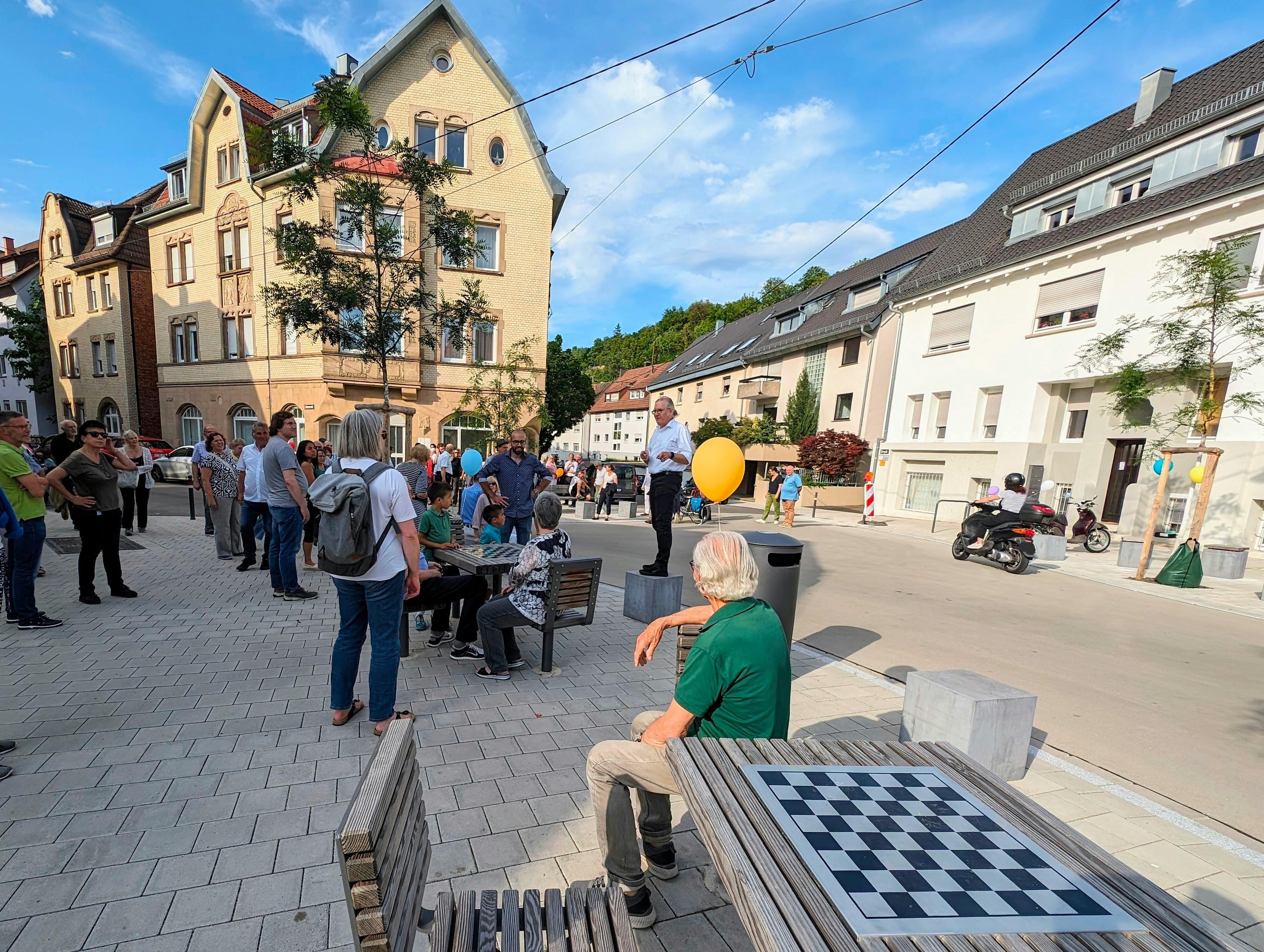 Baubürgermeister Pätzold nutzt einen Sitz- als Stehpoller, um die Neuerungen zu erklären. Unter anderem wurden 19 Bäume gepflanzt. Foto: Jürgen Brand