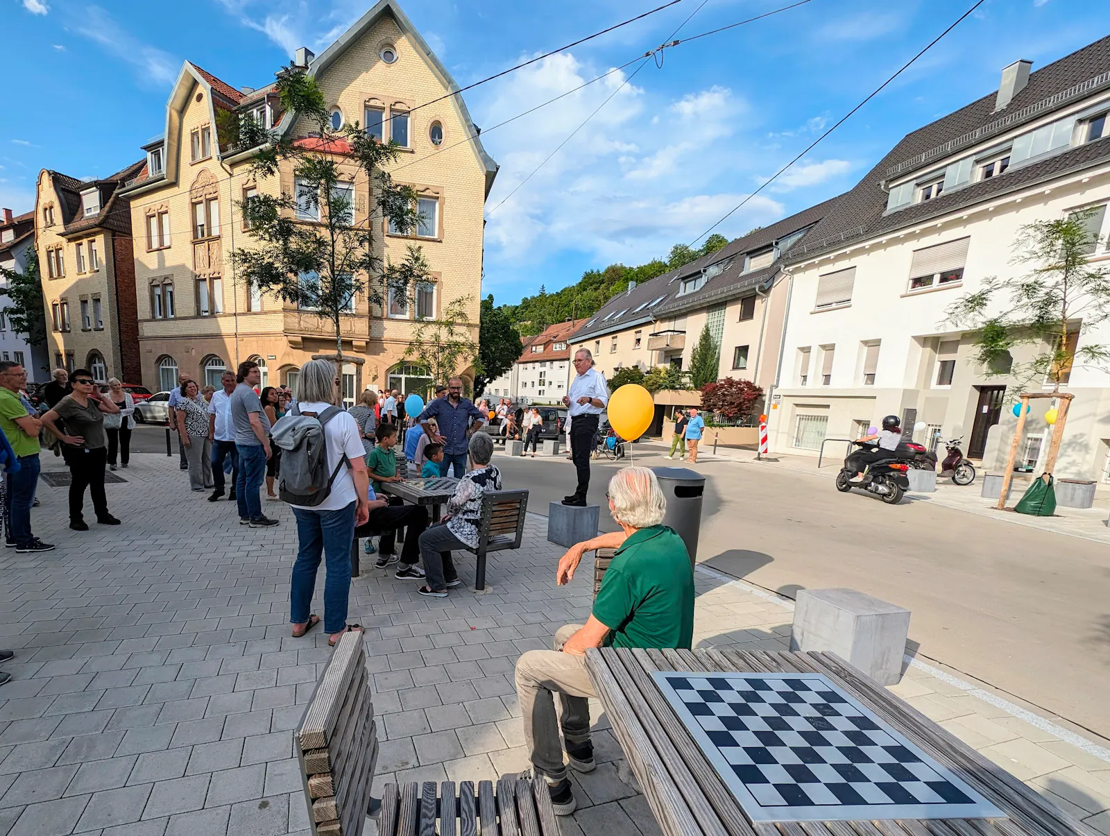 Baubürgermeister Pätzold nutzt einen Sitz- als Stehpoller, um die Neuerungen zu erklären. Unter anderem wurden 19 Bäume gepflanzt. Foto: Jürgen Brand