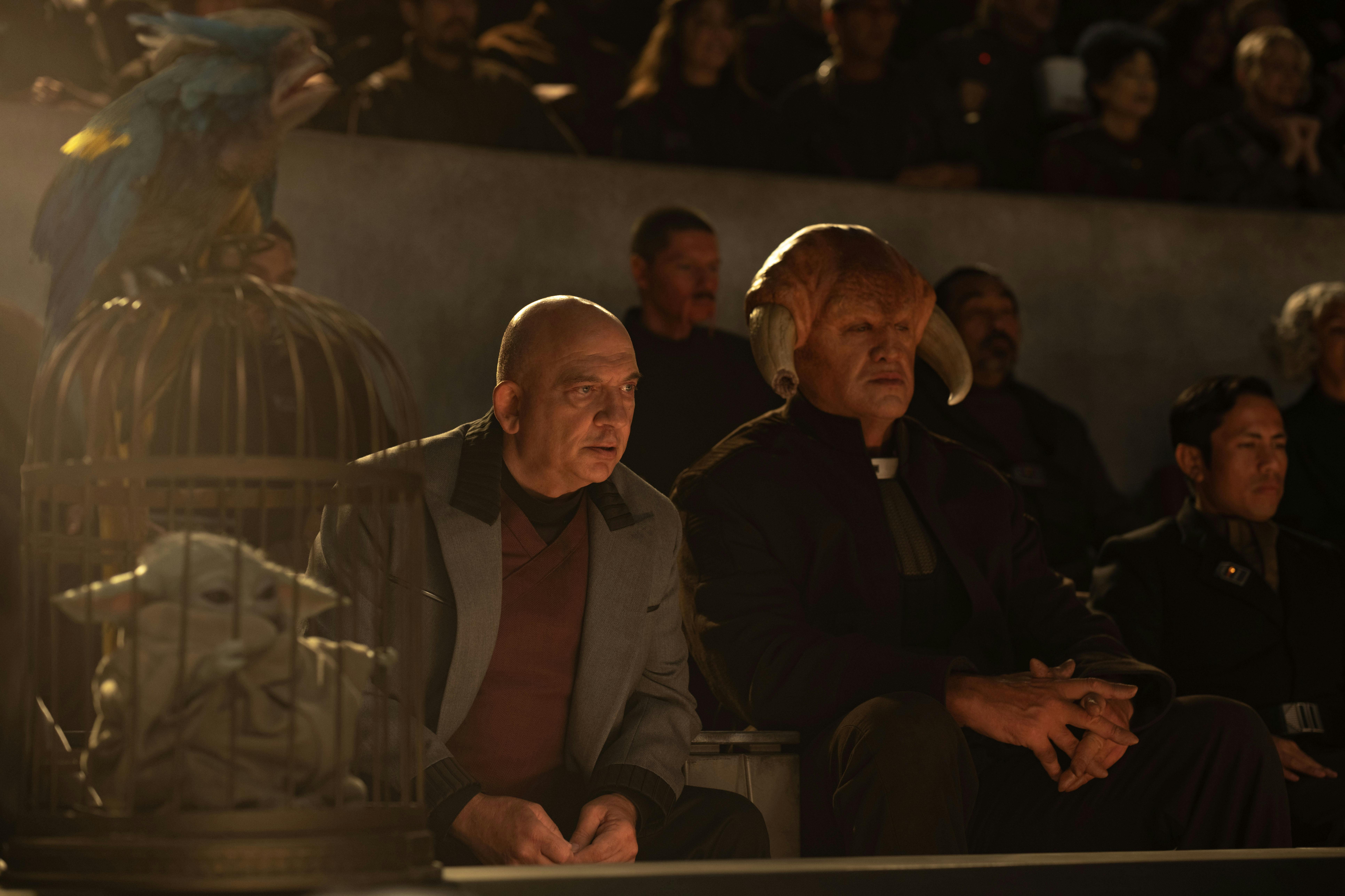 Arena-Glotzer #1: Grogu, Lord Janu (Jonny Coyne) und Hogsbreth (Matthew Willig) in Lucasfilm's THE MANDALORIAN AND GROGU // Photo by Francois Duhamel.. © 2026 Lucasfilm Ltd™. All Rights Reserved.