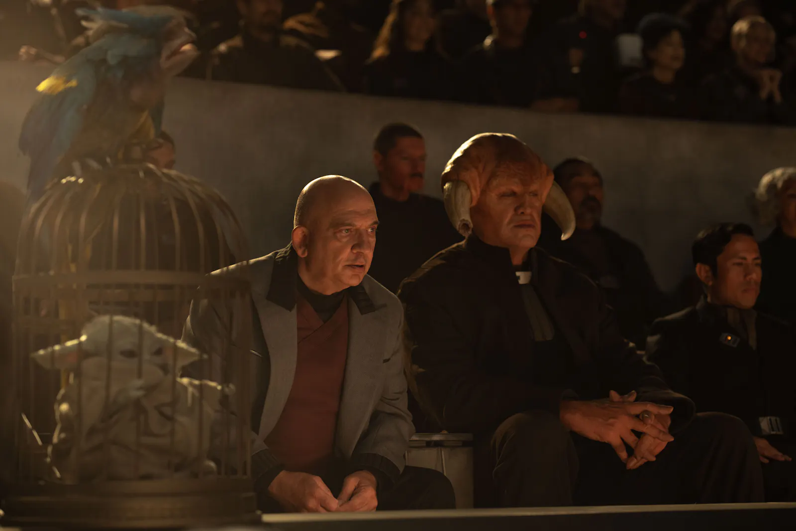 Arena-Glotzer #1: Grogu, Lord Janu (Jonny Coyne) und Hogsbreth (Matthew Willig) in Lucasfilm's THE MANDALORIAN AND GROGU // Photo by Francois Duhamel.. © 2026 Lucasfilm Ltd™. All Rights Reserved.