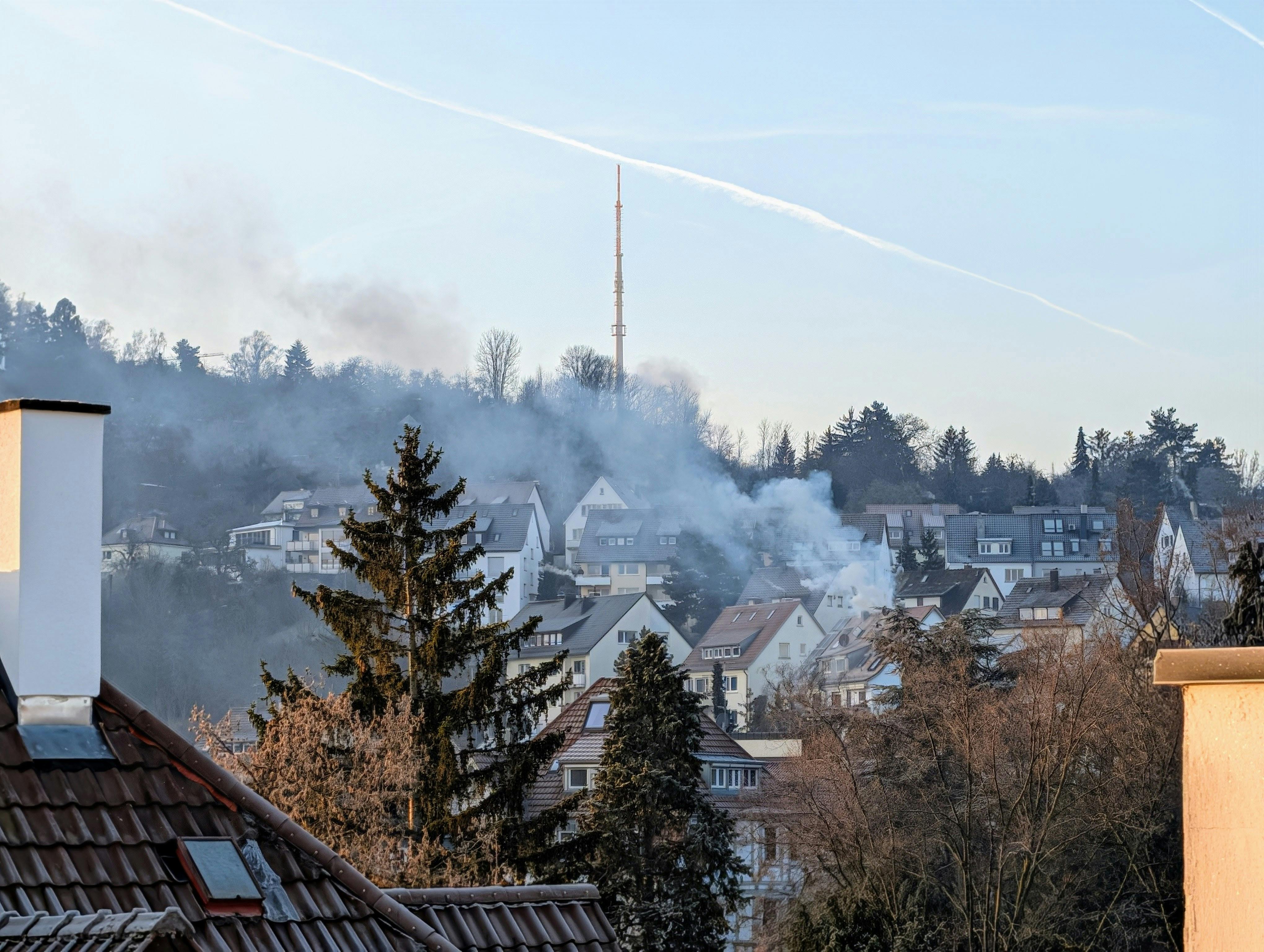 Feuer im Dachbereich eines Hauses an der Straße Im Bruckenschlegel in Gaisburg (Stuttgart-Ost). Foto: Jürgen Brand