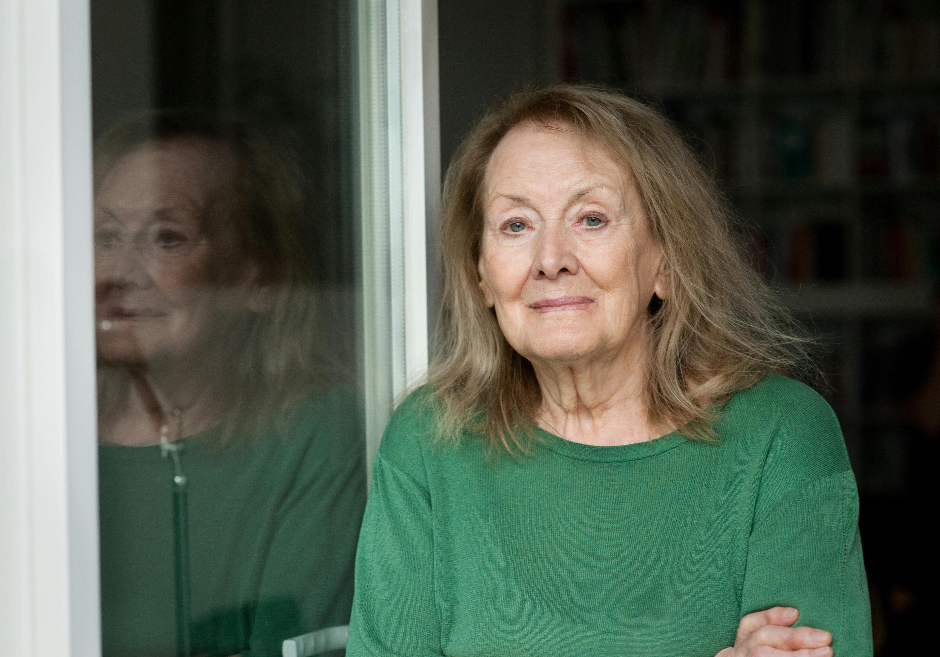 Finally in German , "I Remain in Darkness" - and an Annie Ernaux who perhaps wants nothing more and literature that can do everything after all