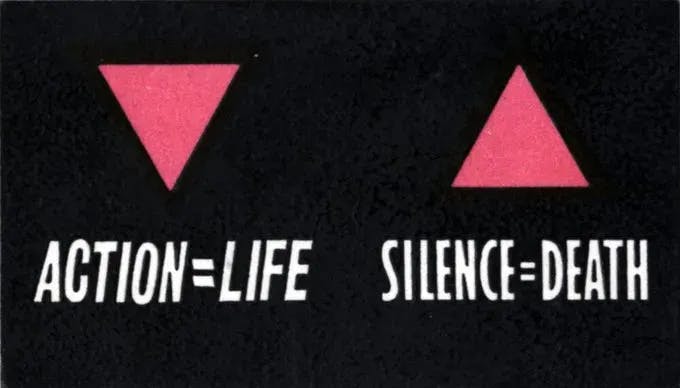 Zwei rosa Winkel auf schwarzem Grund. Links steht darunter action = life, rechts steht darunter "silence = death".