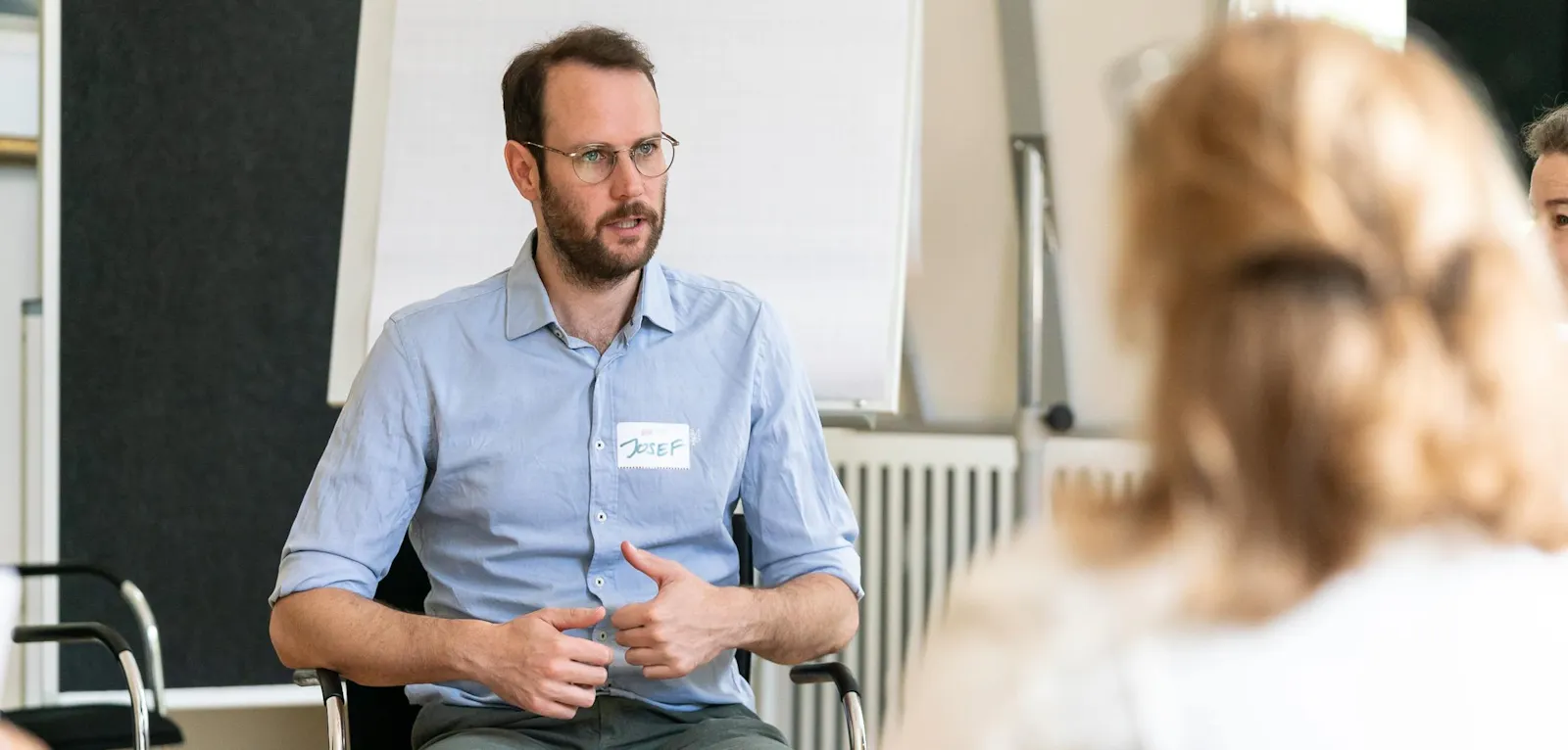 Bild von Josef Merk, wie er moderiert.