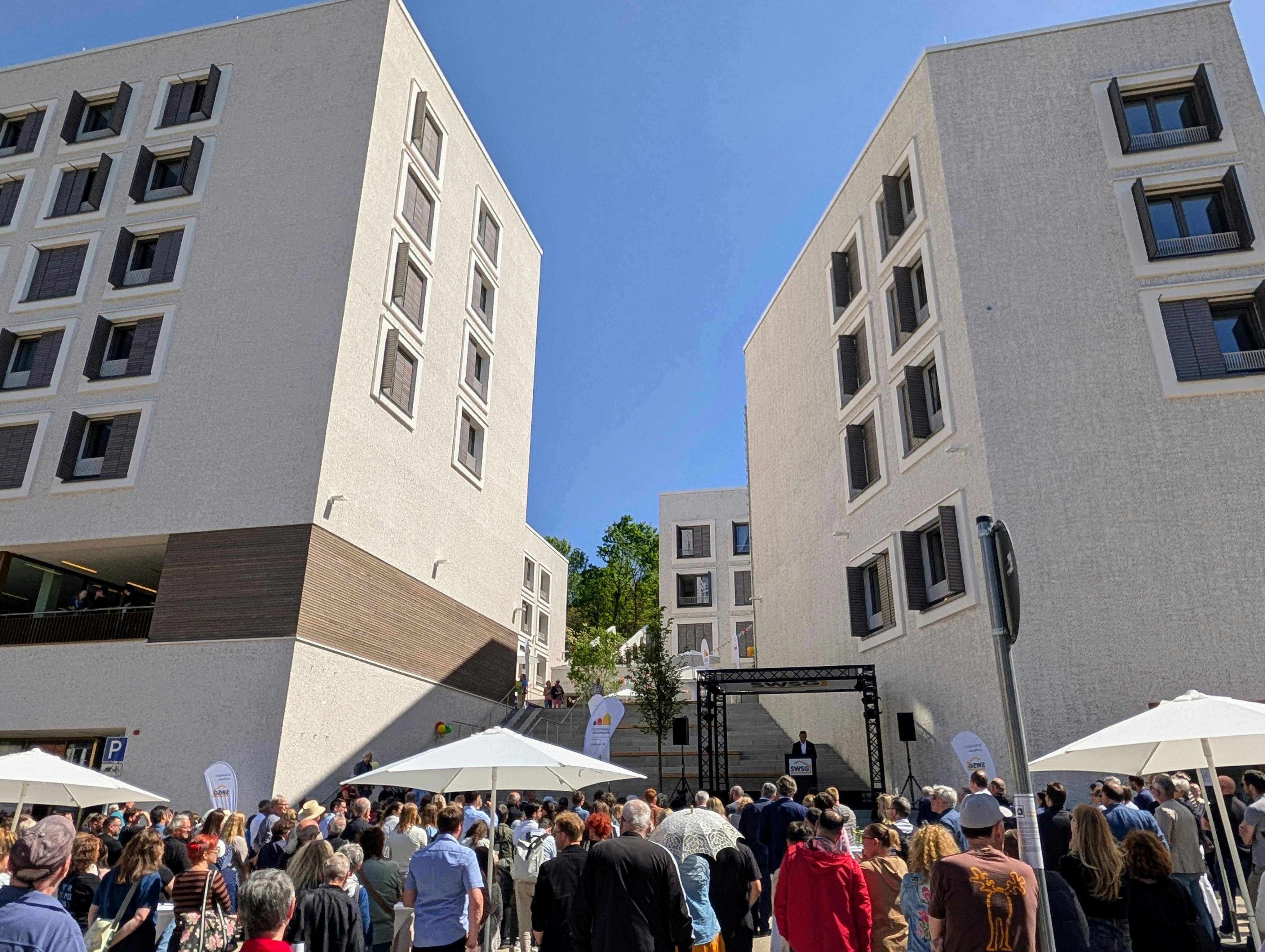 Zur Eröffnung am Stöckachplatz sind am Mittwochnachmittag viele Menschen gekommen – so viele, dass Stuttgarts Baubürgermeister Peter Pätzold richtig überrascht war. Foto: Jürgen Brand