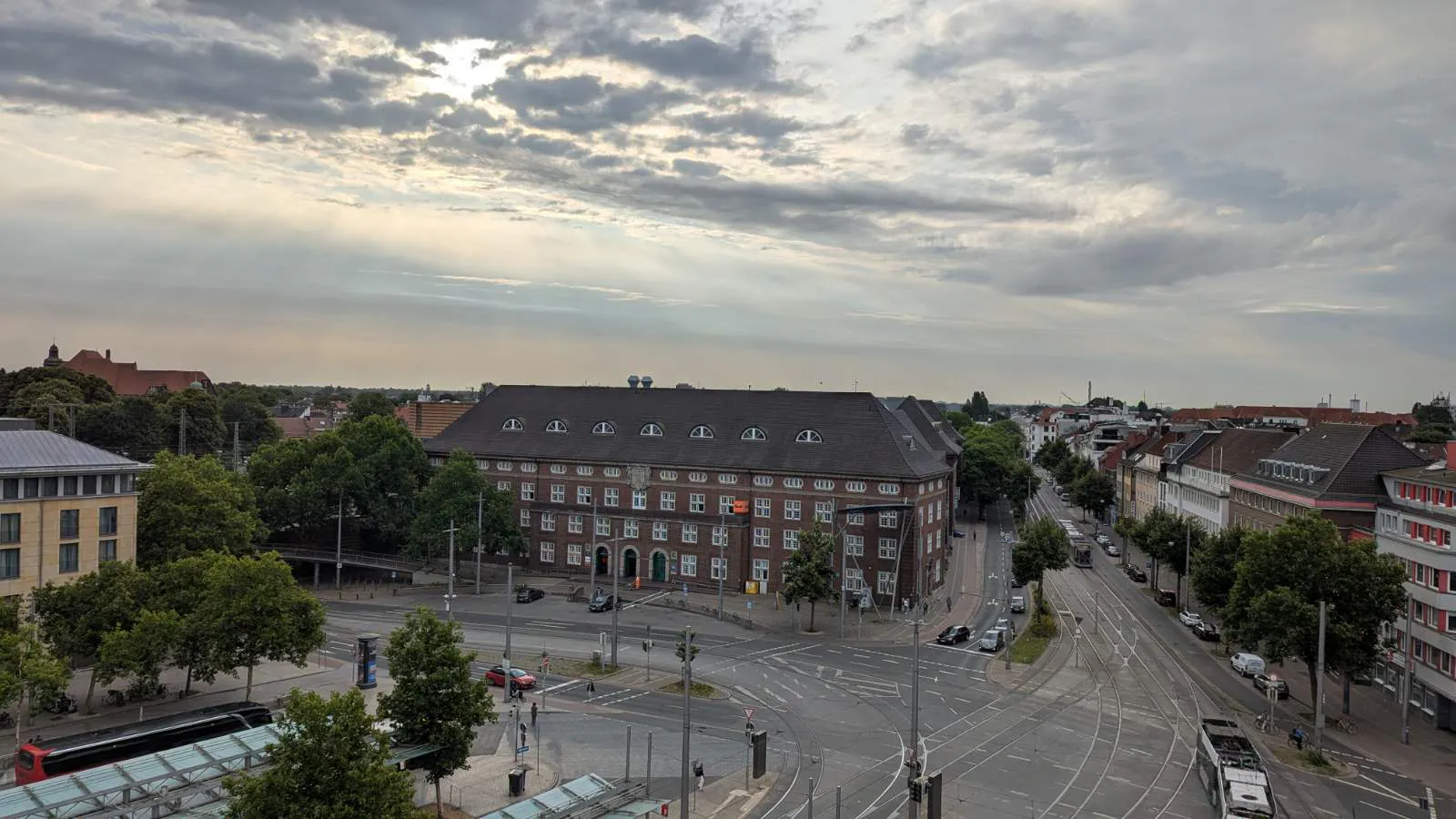 Ein Blick aus dem sechsten Stock auf den Bahnhofsplatz in Bremen am Morgen.