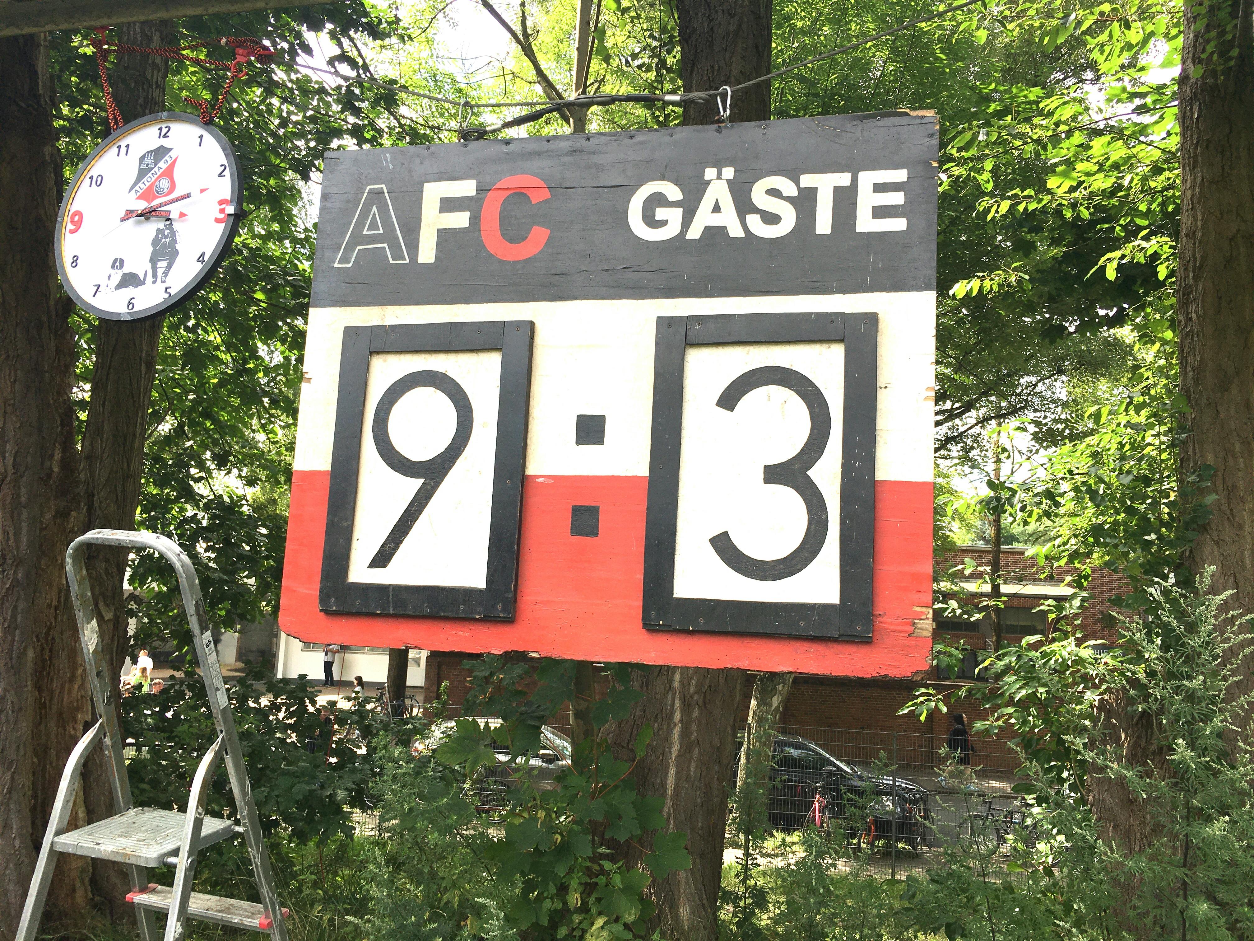 Selbstgebaute Anzeigentafel mit dem Spielstand 9:3