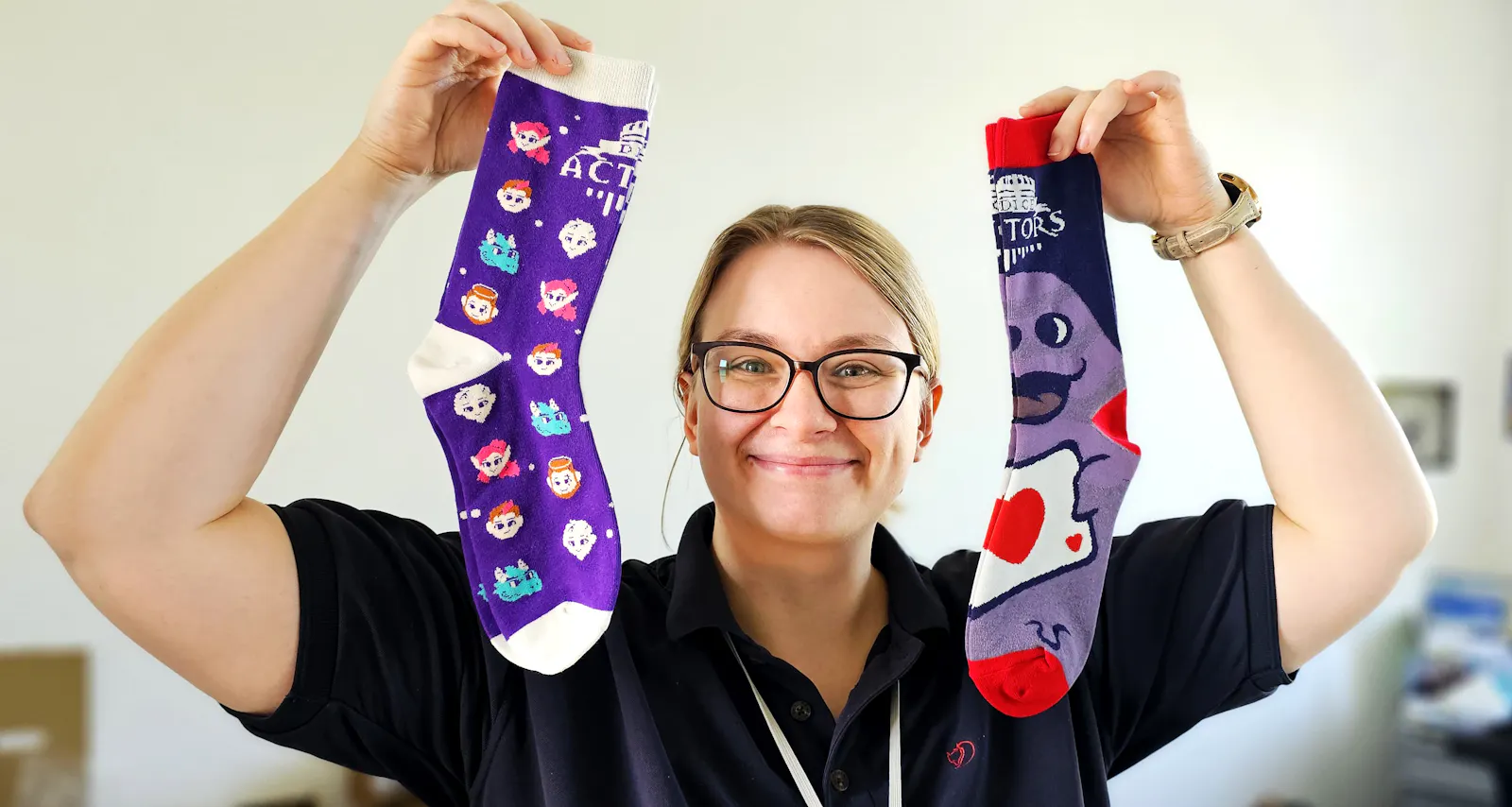 Carina mit zwei Socken in der Hand