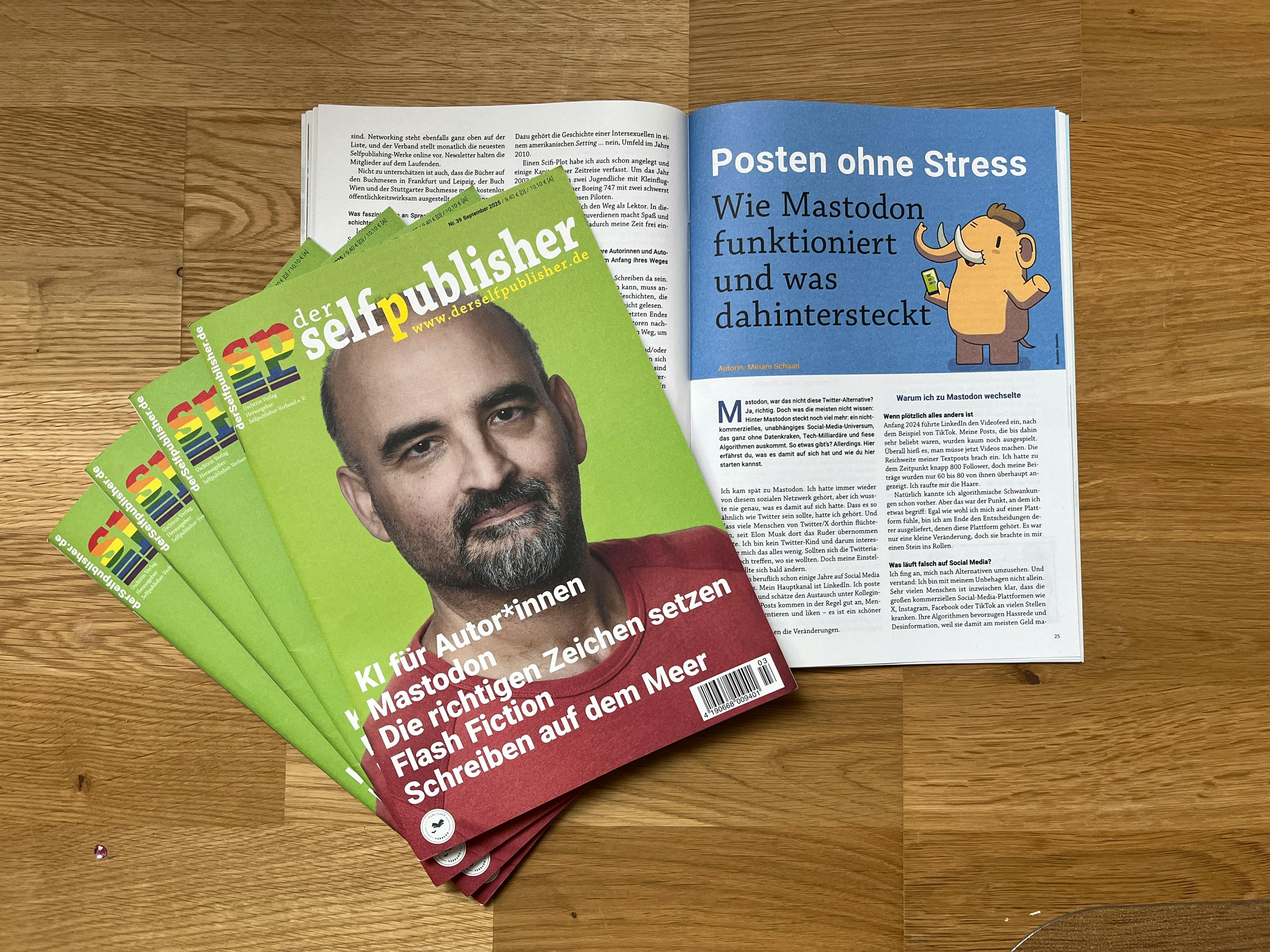 Vier Hefte des selfpublisher liegen auf dem Tisch, daneben ein offenes Exemplar des Heftes, auf dem man den Artikel über Mastodon sehen kann.