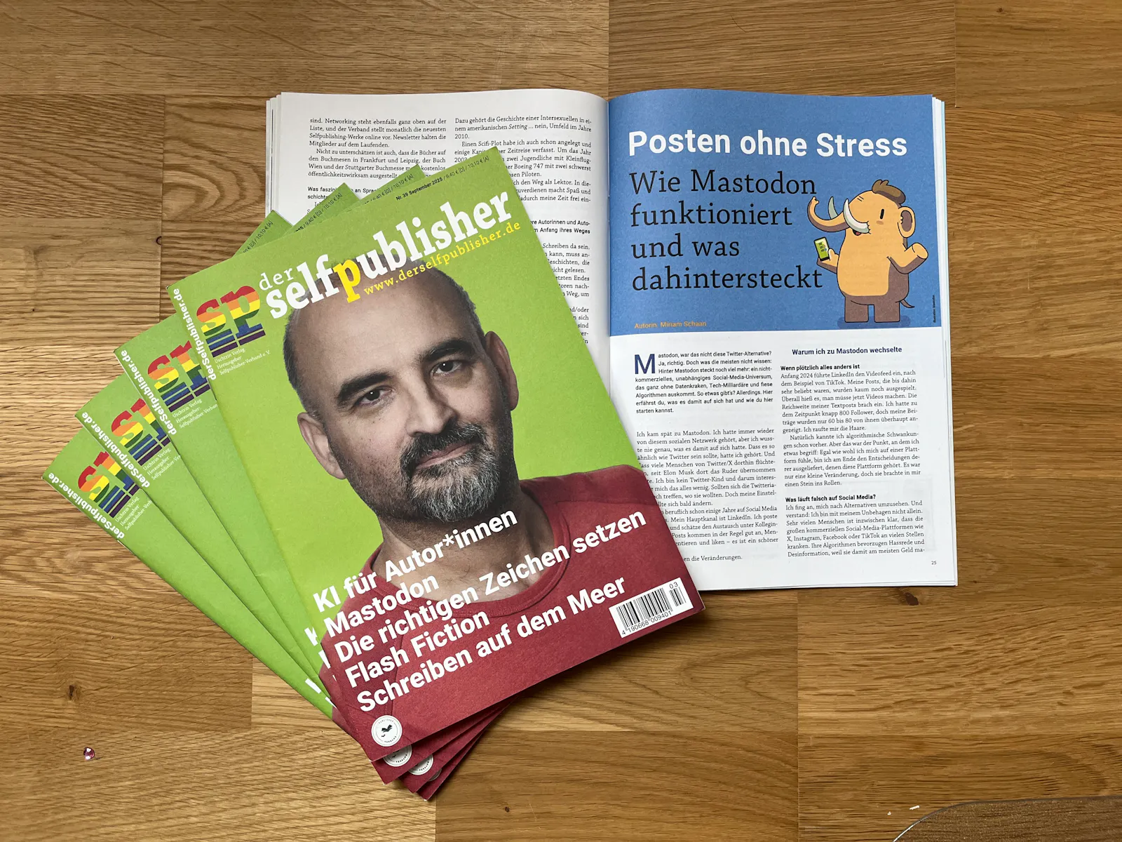 Vier Hefte des selfpublisher liegen auf dem Tisch, daneben ein offenes Exemplar des Heftes, auf dem man den Artikel über Mastodon sehen kann.