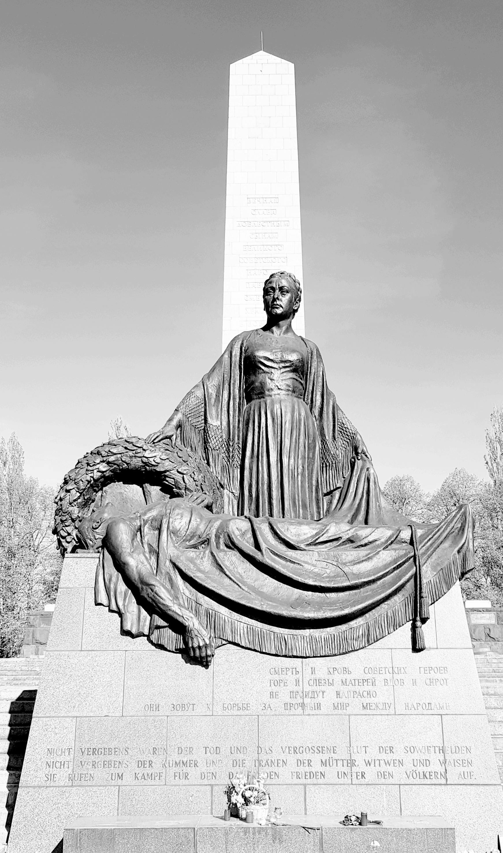 Kriegerdenkmal mit trauernder Mutter und totem Sohn