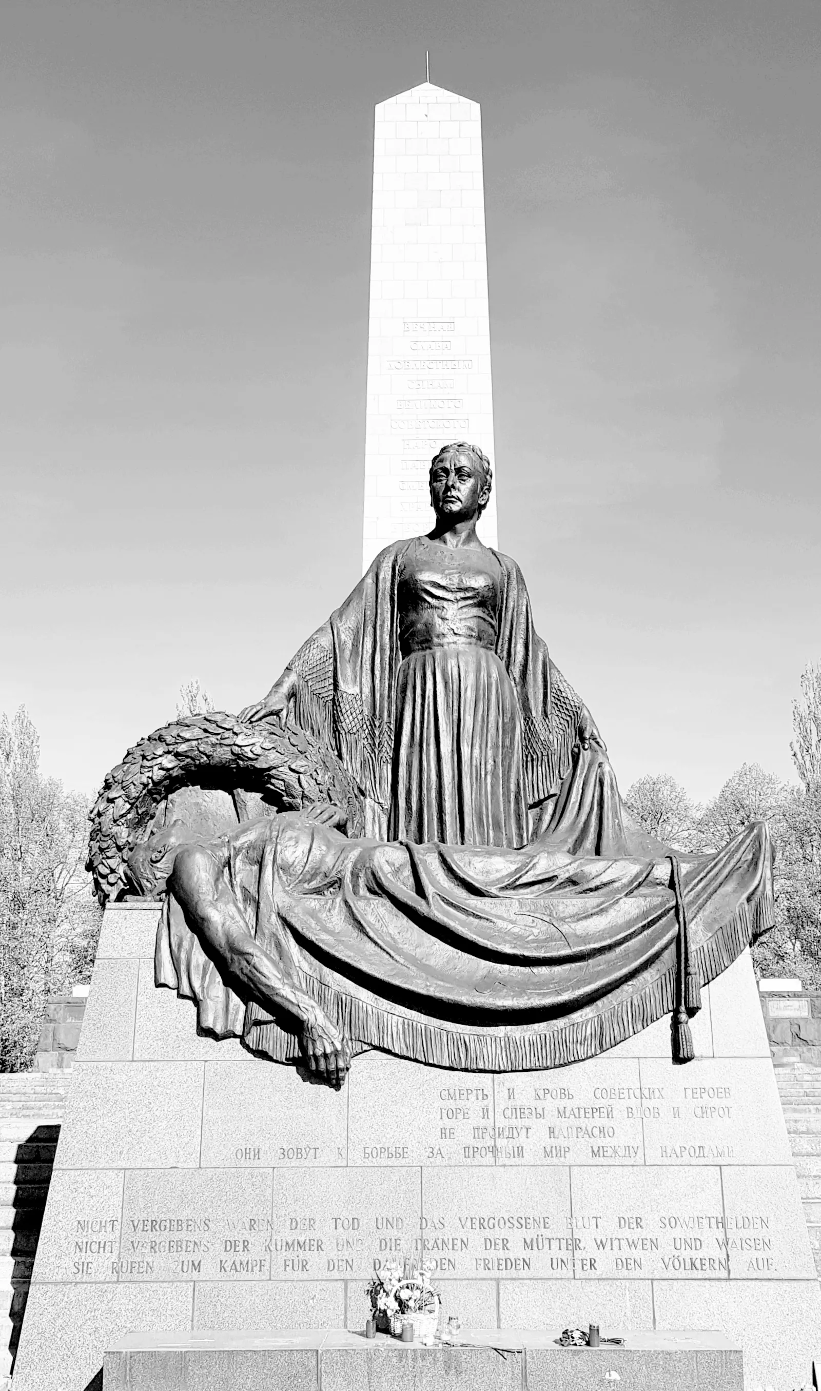 Kriegerdenkmal mit trauernder Mutter und totem Sohn