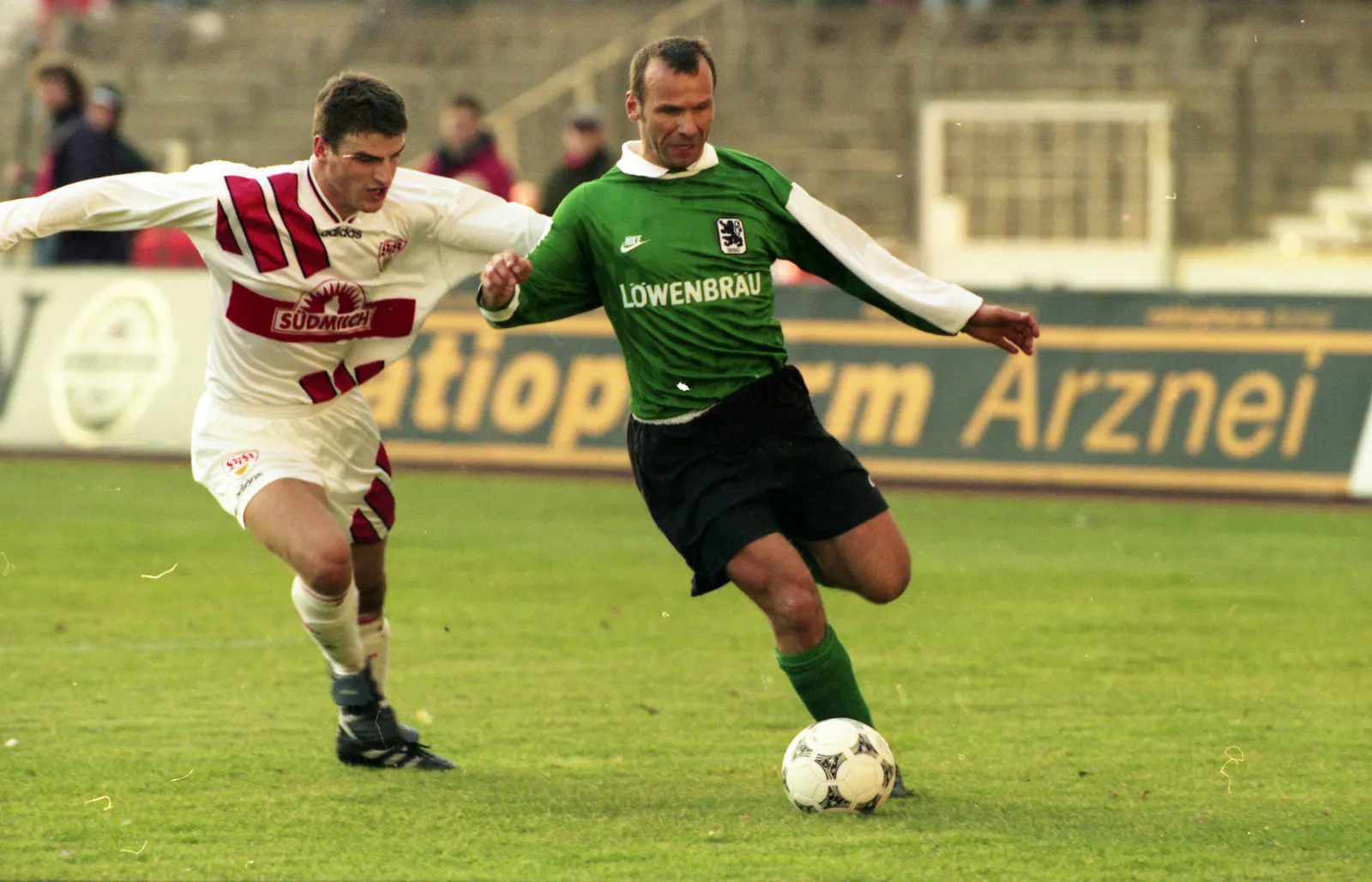 Bernhard Trares im Einsatz im Spiel gegen den VfB Stuttgart im Jahr 1996