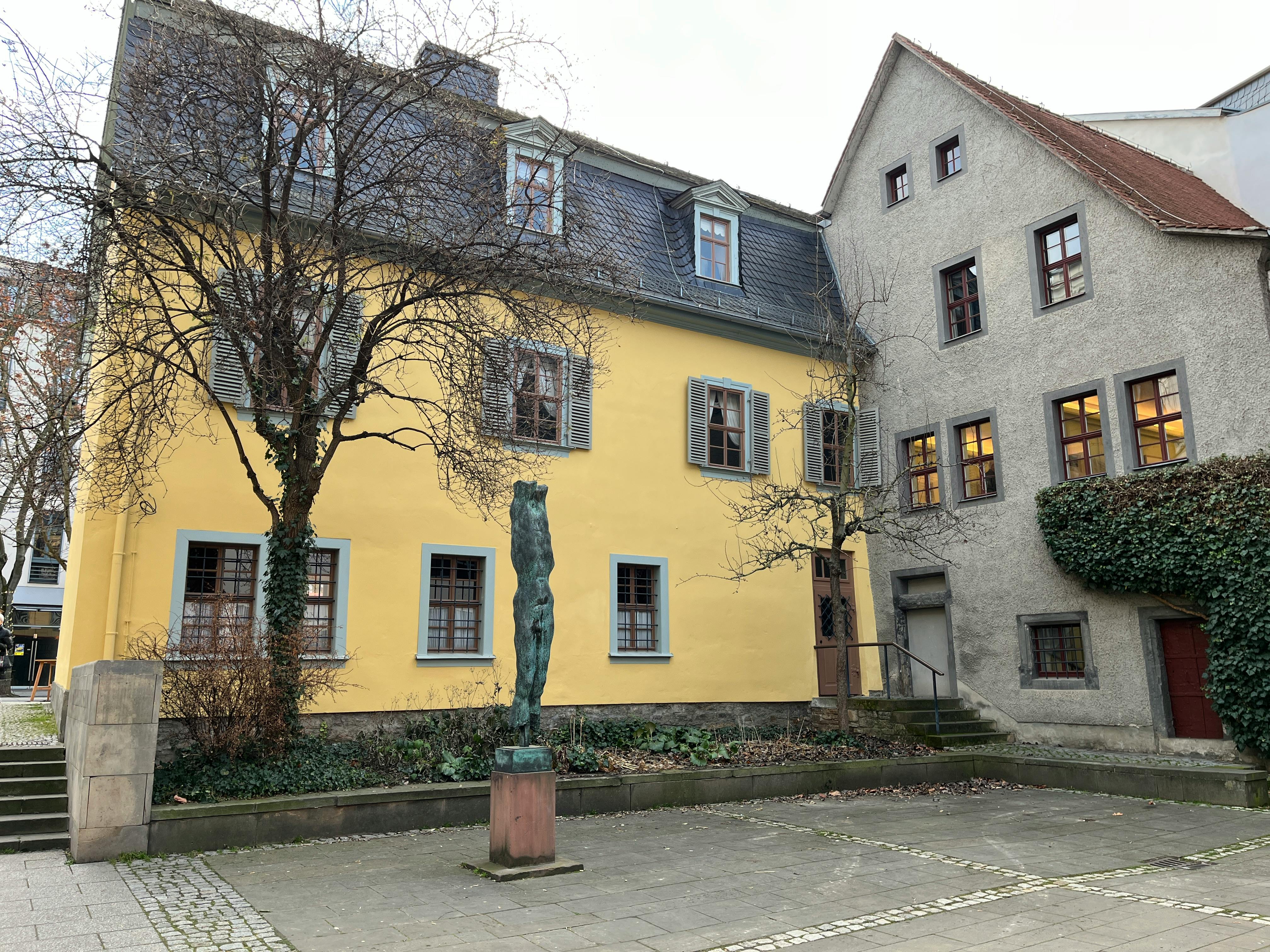 Rückseite von Schillers Haus. Gelb gestrichen, davor ein kleiner Innenhof.
