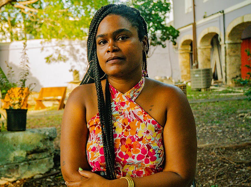 What remains when memory is fragmented across islands, migrations, absences, and generations of women forced to rebuild from loss?
In this deeply moving portrait for Literatur.Review, María Ignacia Schulz explores the poetry of Puerto Rican writer and journalist Ana Castillo Muñoz — a poetry shaped by grief, migration, chosen families, Afro-Caribbean identity, and the attempt to reconstruct what history, distance, and death have broken apart.
From Corona de Flores to Puntos de partida, Castillo Muñoz writes about mothers, grandmothers, barrios, oceans, and inherited wounds — but also about survival, tenderness, and collective memory. Her poems become acts of reconstruction: emotional puzzles assembled from fragments of absence.
A powerful reflection on poetry as remembrance, healing, and resistance.
(Available in Arabic, English, French, German & Spanish)
https://literatur.review/en/portrait/puzzle