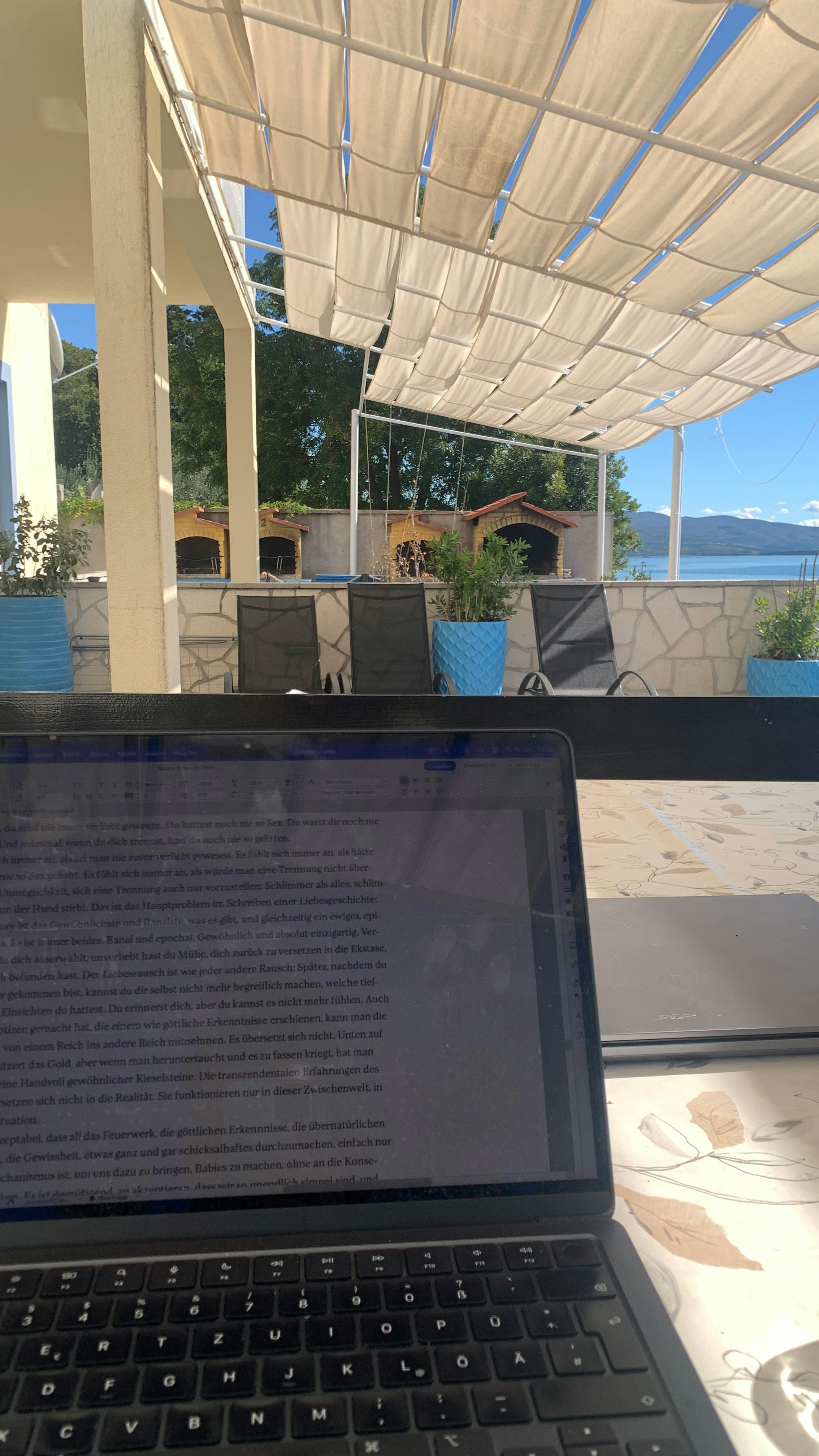 Kroatien Workation Schreibtisch und Laptop