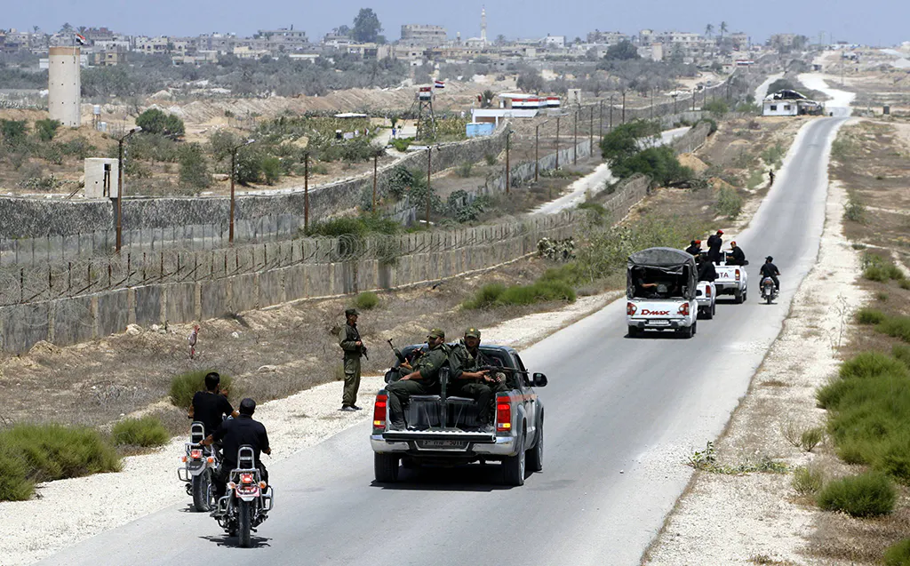 Grenzschützer und Polizisten der Hamas patrouillieren am Philadelphi-Korridor an der Grenze zu Ägypten.