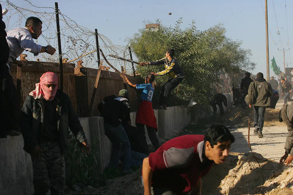 Palästinenser protestieren gewalttätig gegen die Grenzsicherung Ägyptens und greifen ägyptische Soldaten an. 2010