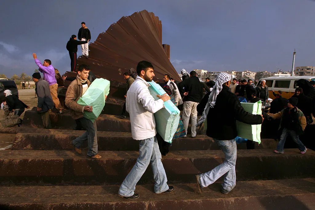 Palästinenser überqueren die eingrissene Grenzbefestigungen für Einkäufe in Ägypten. 2008