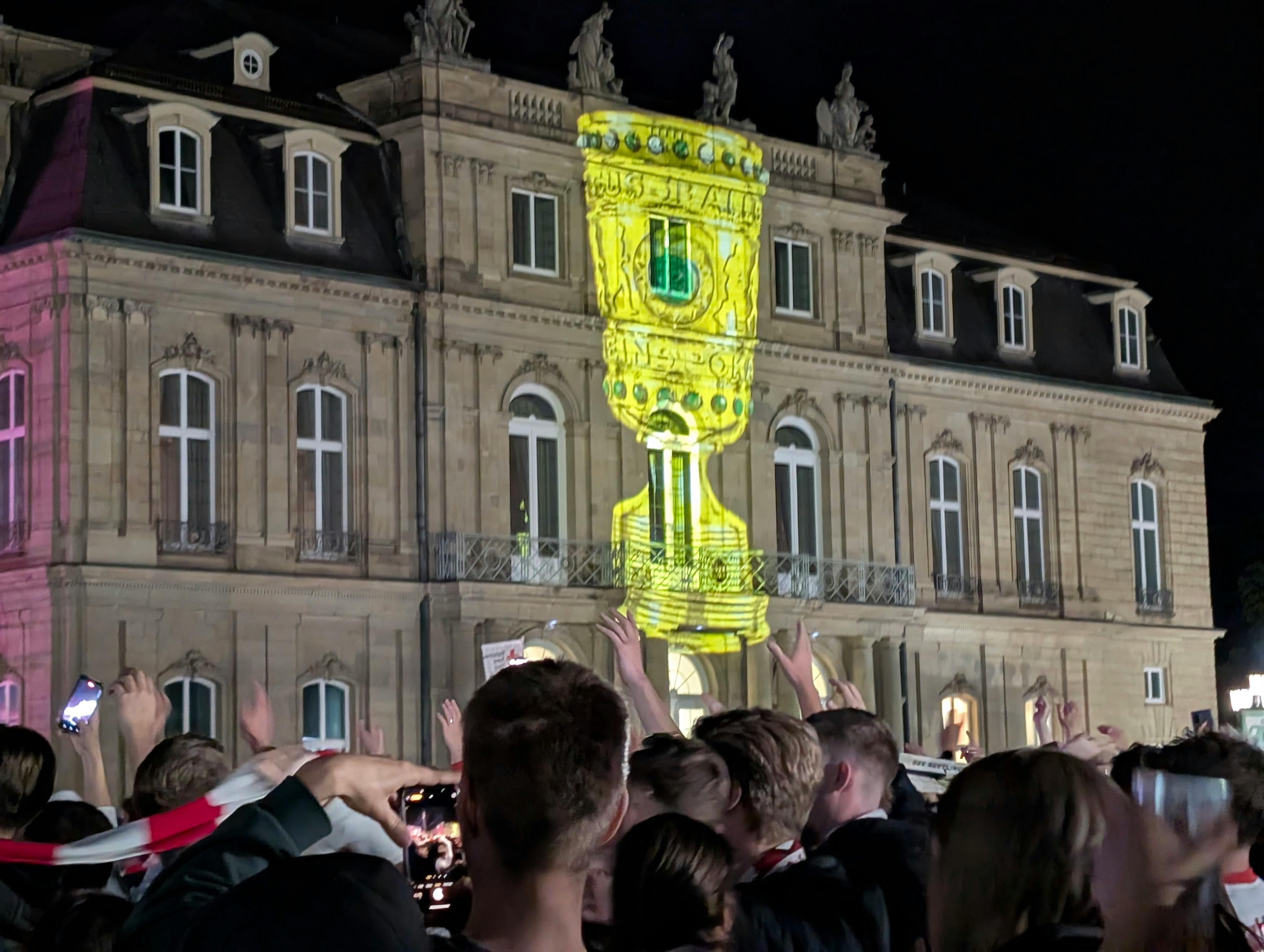 Vor ziemlich genau einem Jahr ist der Gewinn des DFB-Pokals am Neuen Schloss gefeiert worden. Foto: Jürgen Brand