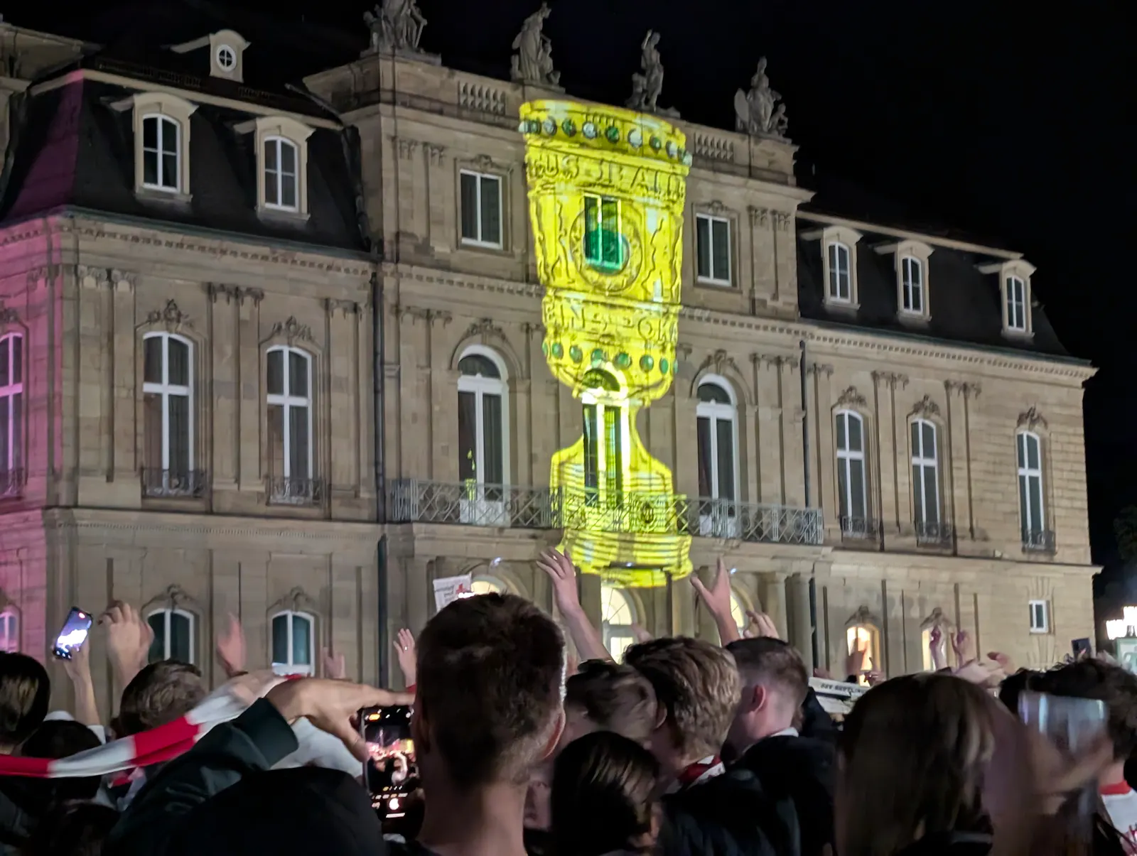 Vor ziemlich genau einem Jahr ist der Gewinn des DFB-Pokals am Neuen Schloss gefeiert worden. Foto: Jürgen Brand