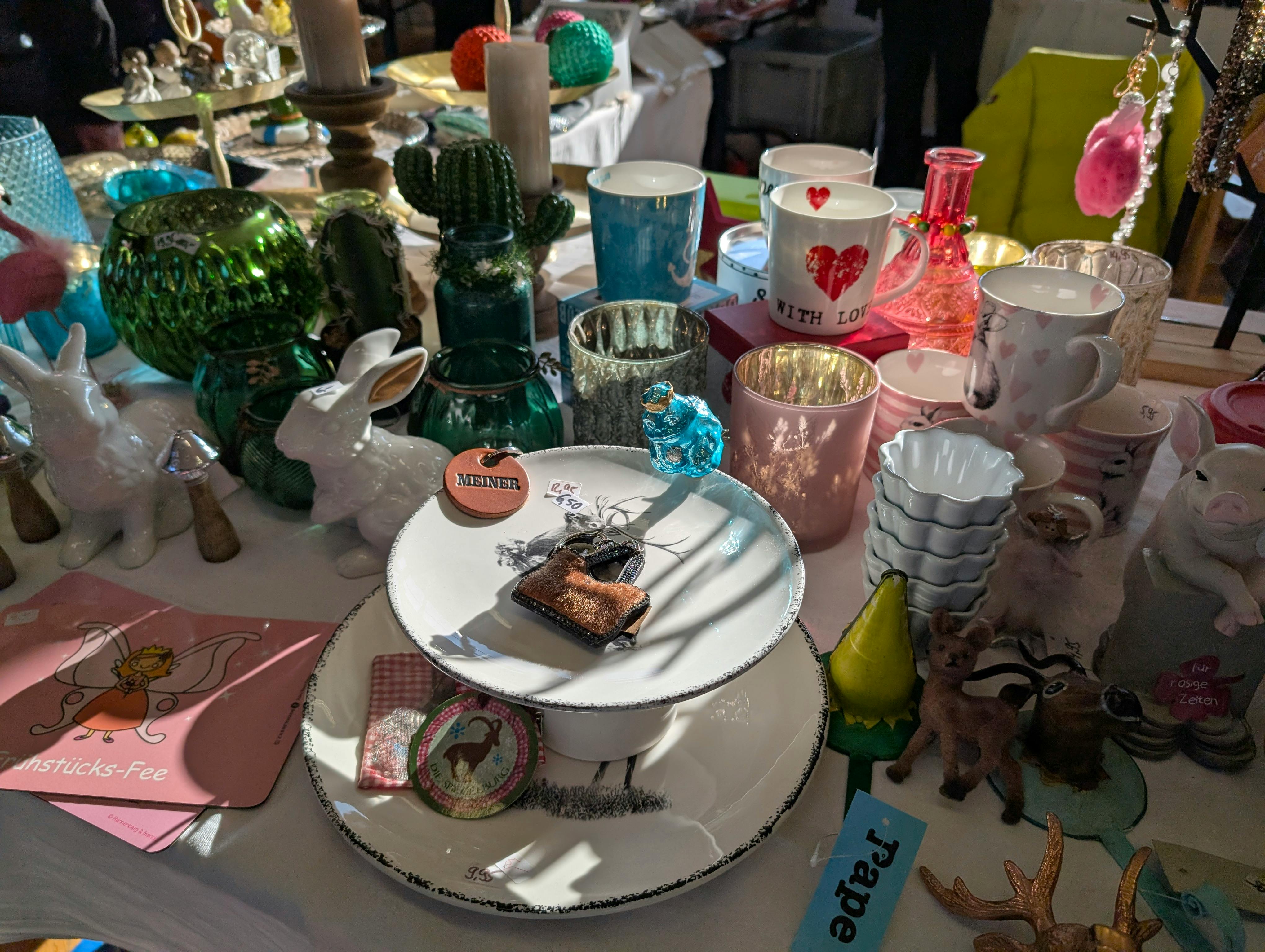 Wer Geschirr und Deko-Artikel suchte, konnte beim Schnäppchenmarkt auch fündig werden. Foto: Jürgen Brand
