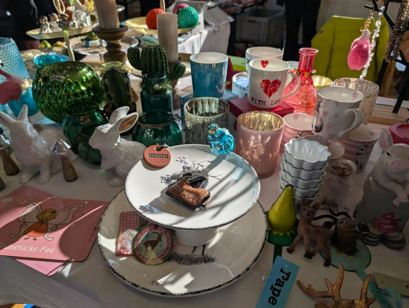 Wer Geschirr und Deko-Artikel suchte, konnte beim Schnäppchenmarkt auch fündig werden. Foto: Jürgen Brand