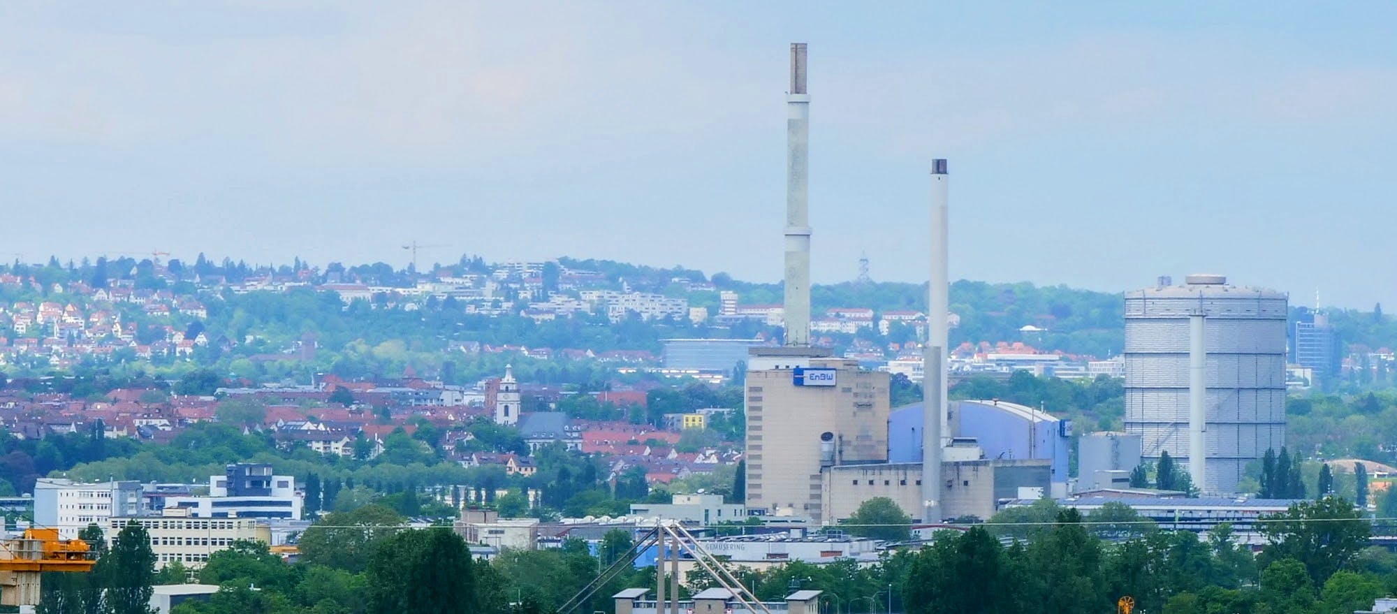 Blick von Obertürkheim in Richtung Gaisburg und Stuttgart-Ost mit Gaskessel, altem Kraftwerk Gaisburg und Gaisburger Kirche. Foto: Jürgen Brand