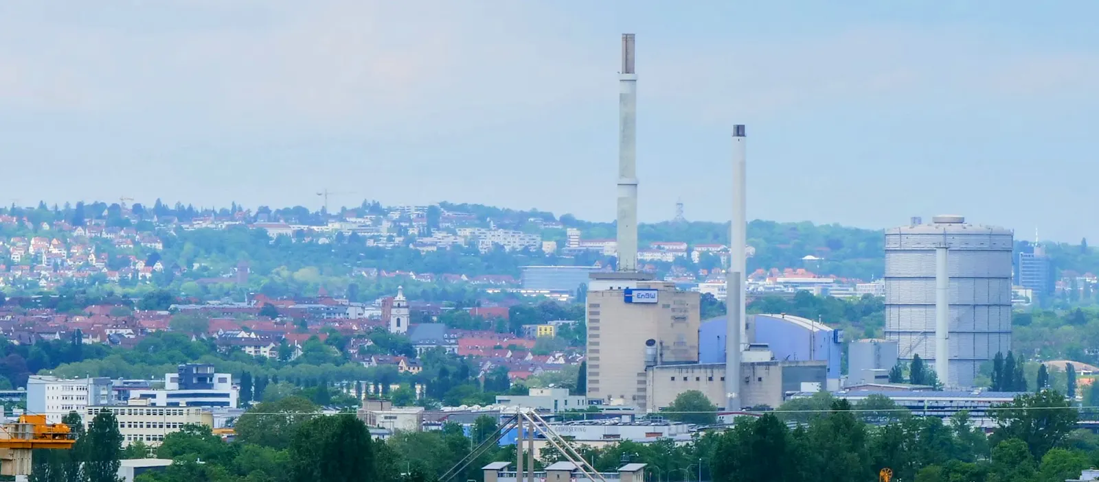 Blick von Obertürkheim in Richtung Gaisburg und Stuttgart-Ost mit Gaskessel, altem Kraftwerk Gaisburg und Gaisburger Kirche. Foto: Jürgen Brand