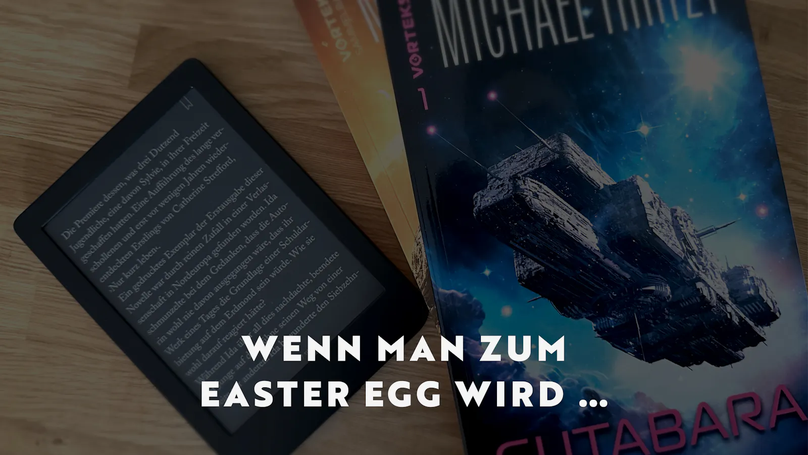 Auf dem Bild sind ein E-Reader und zwei Bücher zu sehen.