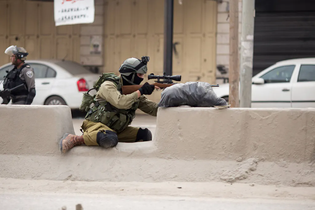 Ein israelischer Scharfschütze - kein Sniper – bei Ausschreitungen am Checkpoint Qualandia zwischen Jerusalem und Ramallah.