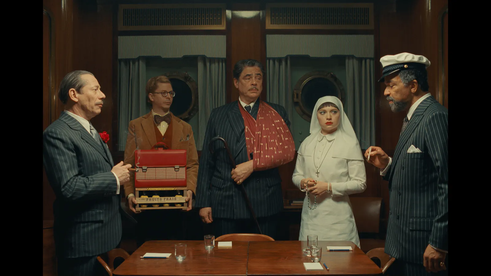 Mathieu Amalric als Marseille Bob, Michael Cera als Bjorn, Benicio Del Toro als Zsa-Zsa Korda, Mia Threapleton als Liesl und Jeffrey Wright als Marty in Wes Andersons THE PHOENICIAN SCHEME