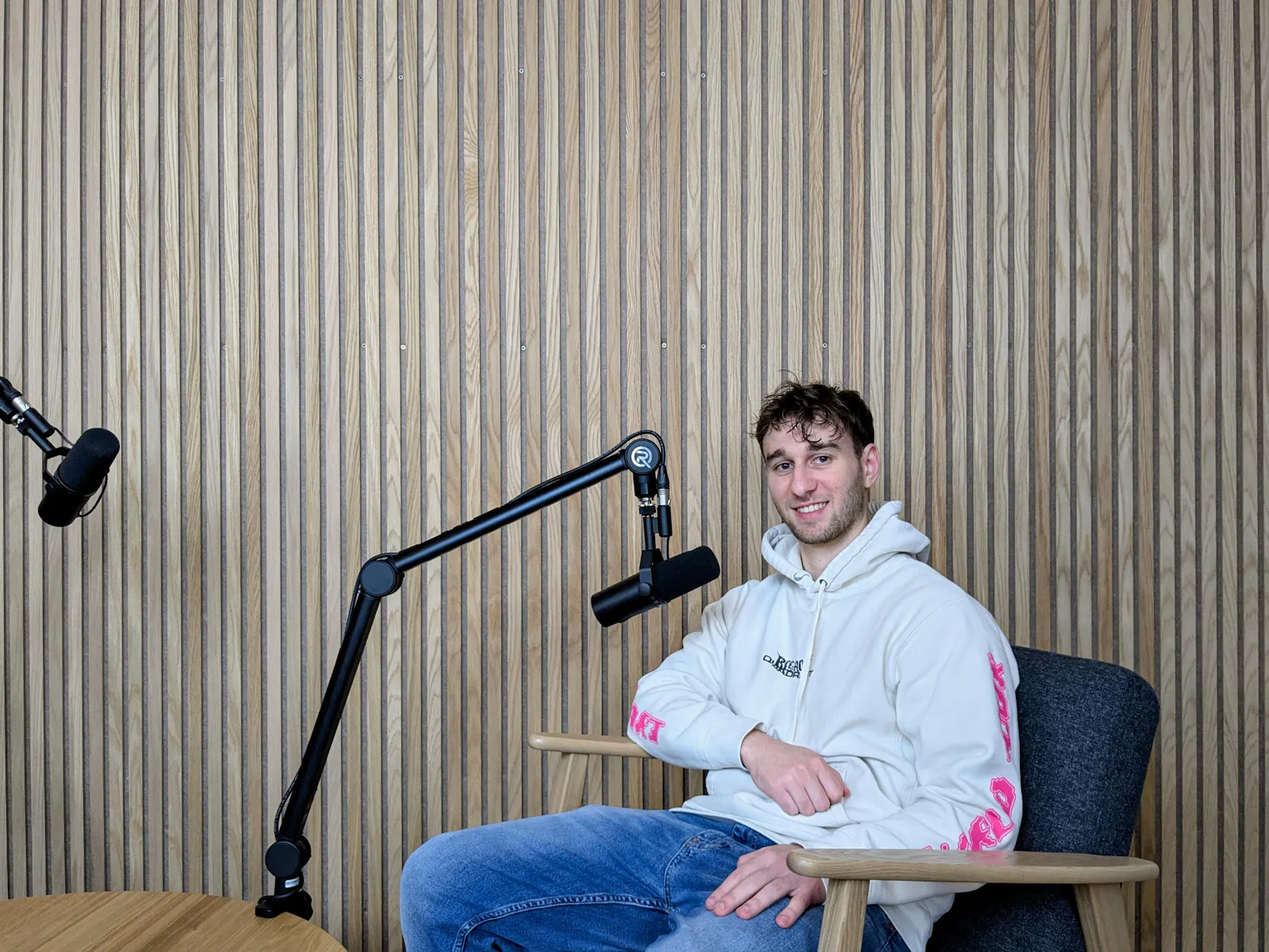 Niklas sitzt im Videostudio. Er und Maja freuen sich auf eure Anfragen!