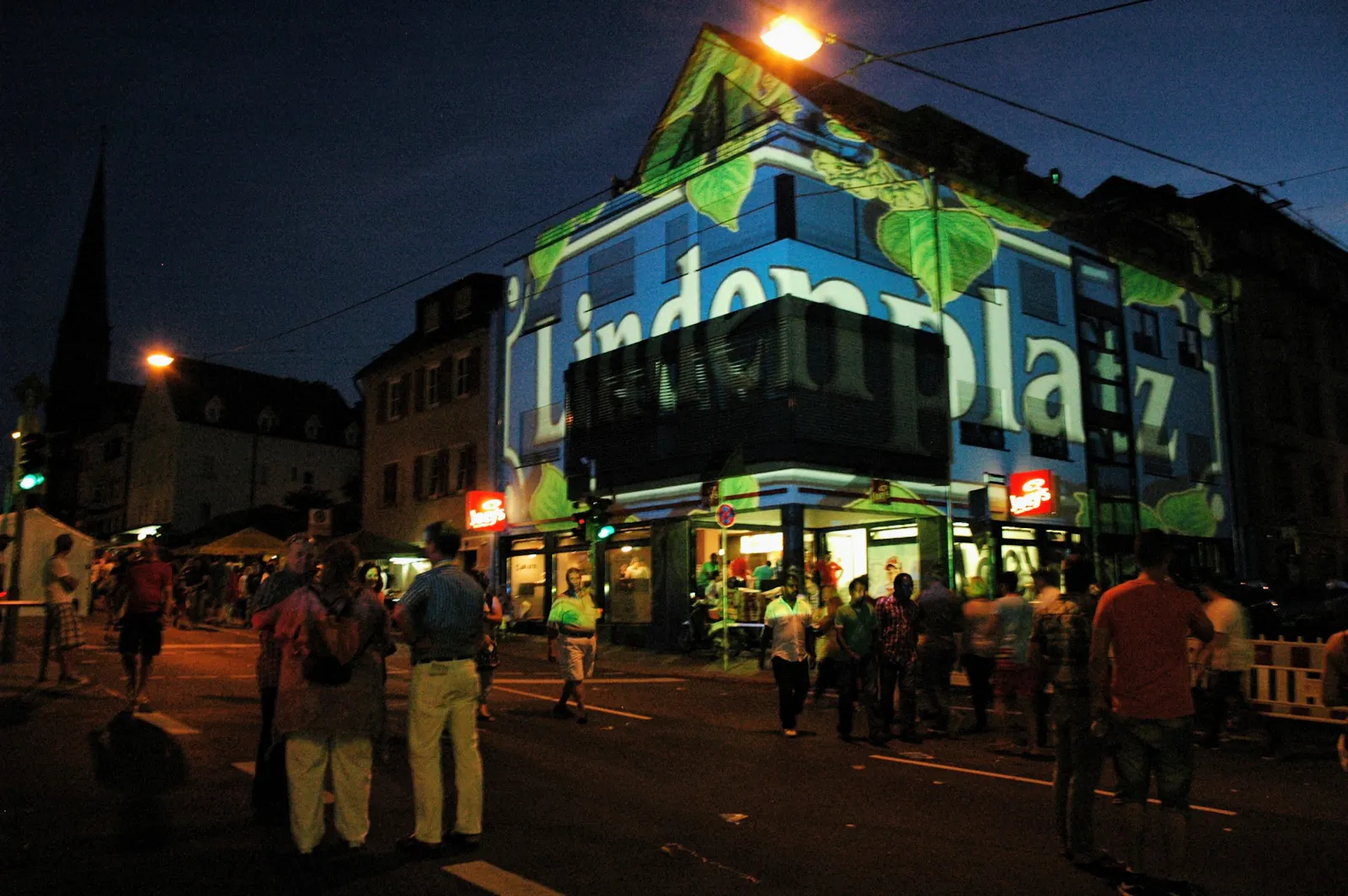 Die Lange Ost Nacht war immer beliebt - und manchmal auch ein Ort für Visionen, wie hier die Lindenplatz-Projektion aus dem Juli 2013. Bis jetzt ist noch nichts daraus geworden. Foto: Jürgen Brand