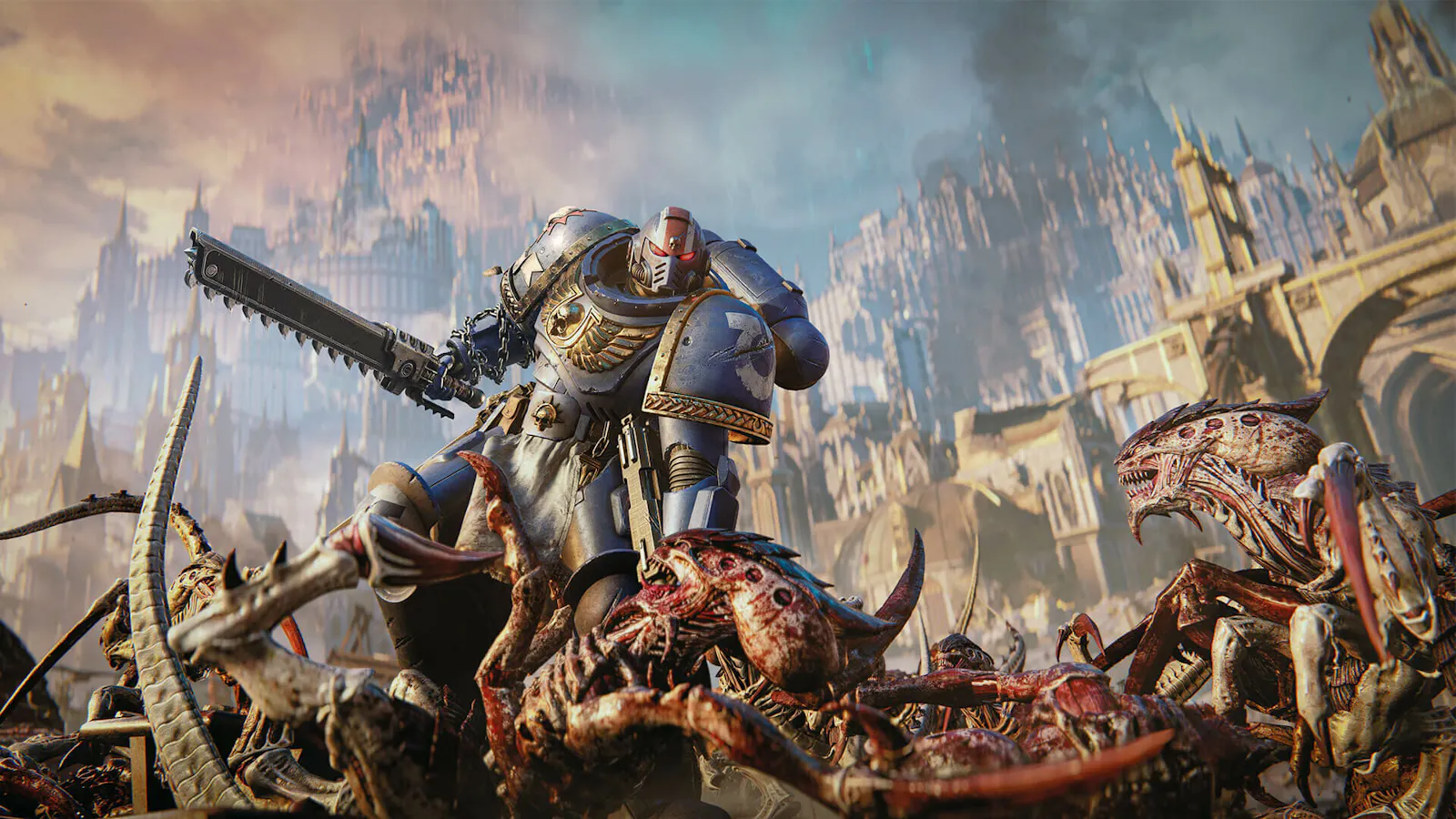 Ein Teaserbild von Warhammer 40.000: Space Marine 2, bei dem ein Space Marine auf einem Berg aus Alienleichen steht.