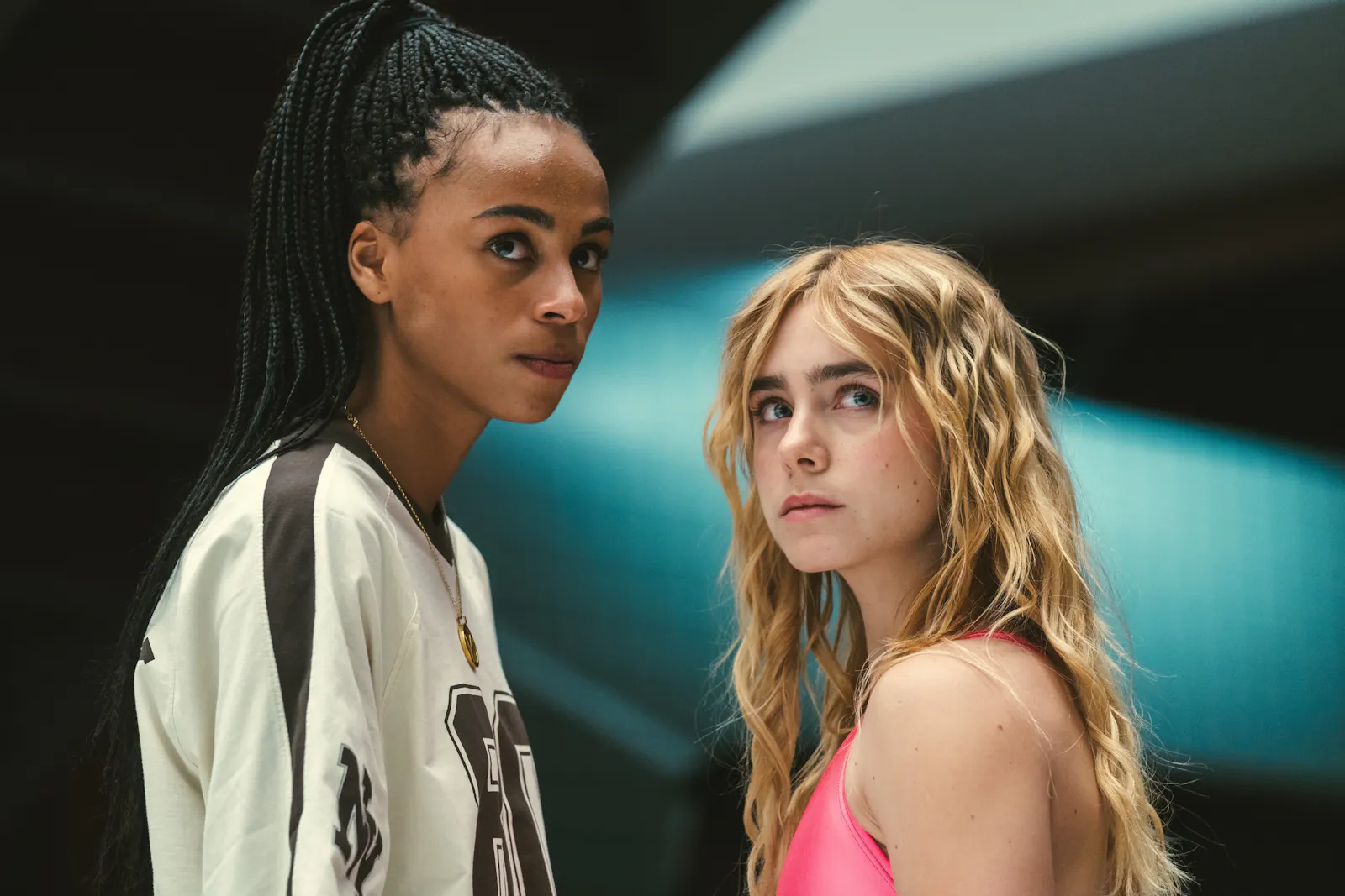 Das fragen sich auch Zoe (Nira Osahia) und Amaia (Clara Galle) in OLYMPO