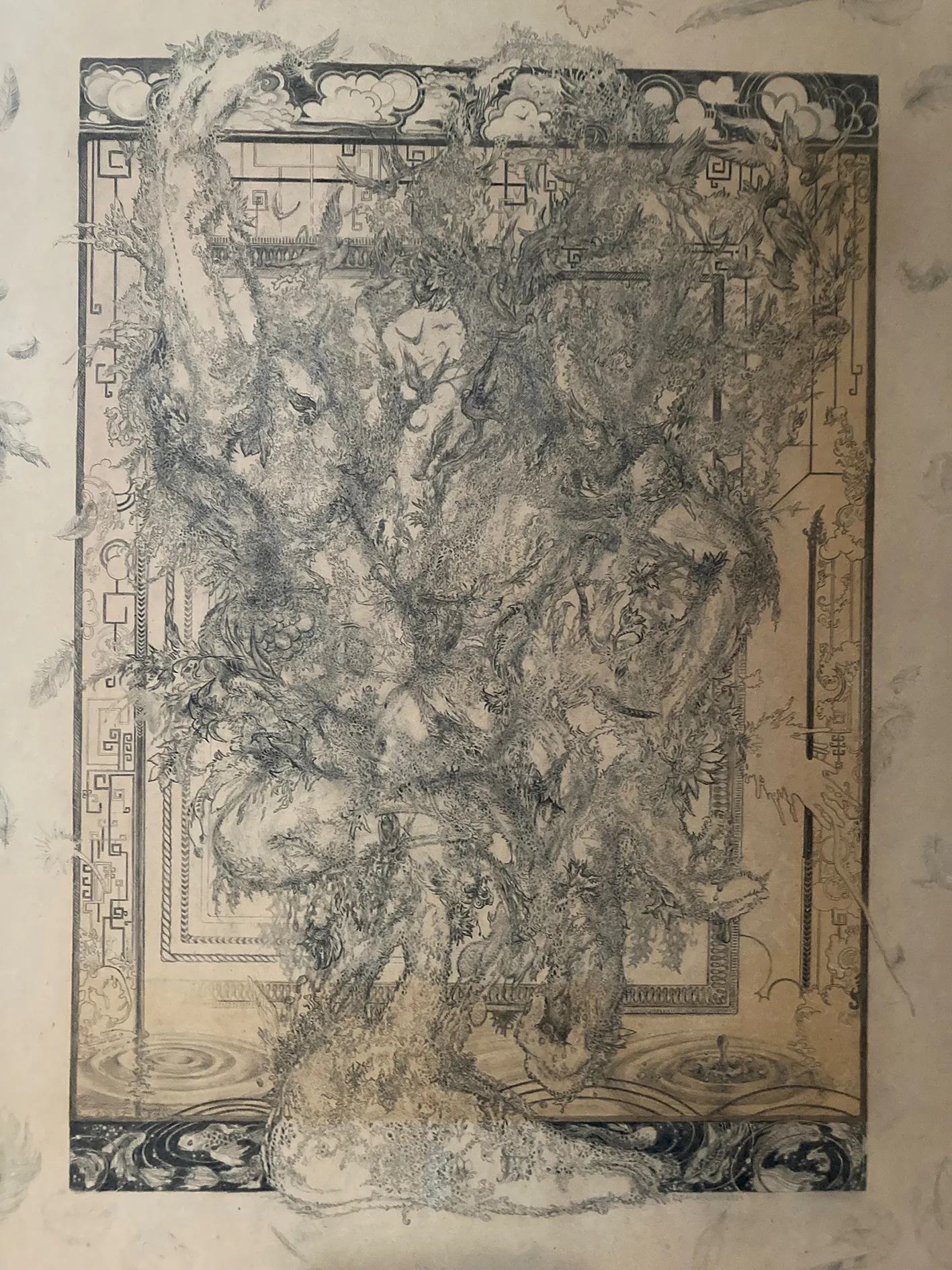 Mit schwarzem Stift gezeichnetes Kunstwerk. Sehr filigran. Eine nciht erkennbare Figur steht auf einem Bein. Sie hat mehrere Arme, die, wie Baumäste sich ausstrecken. Vögel fliegen aufgeschreckt davon. Die Figur umfassen rechteckicge Rahmen in asiatischen, keltischen und griechischen Stilen. Die Rahmen sind nicht vollständig udn brechen immer wieder ab.