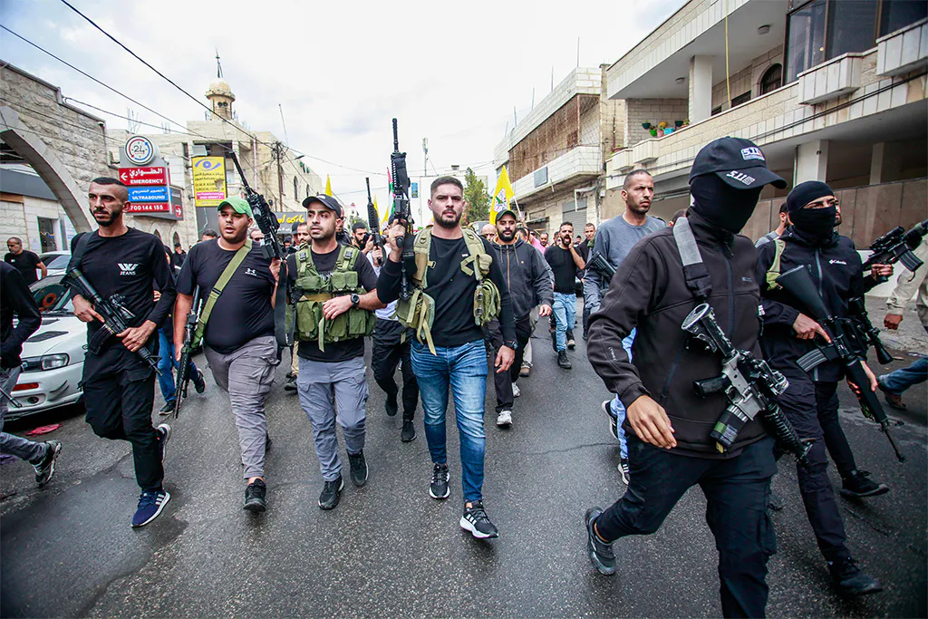Hamasi marschieren durch die Straßen von Gaza