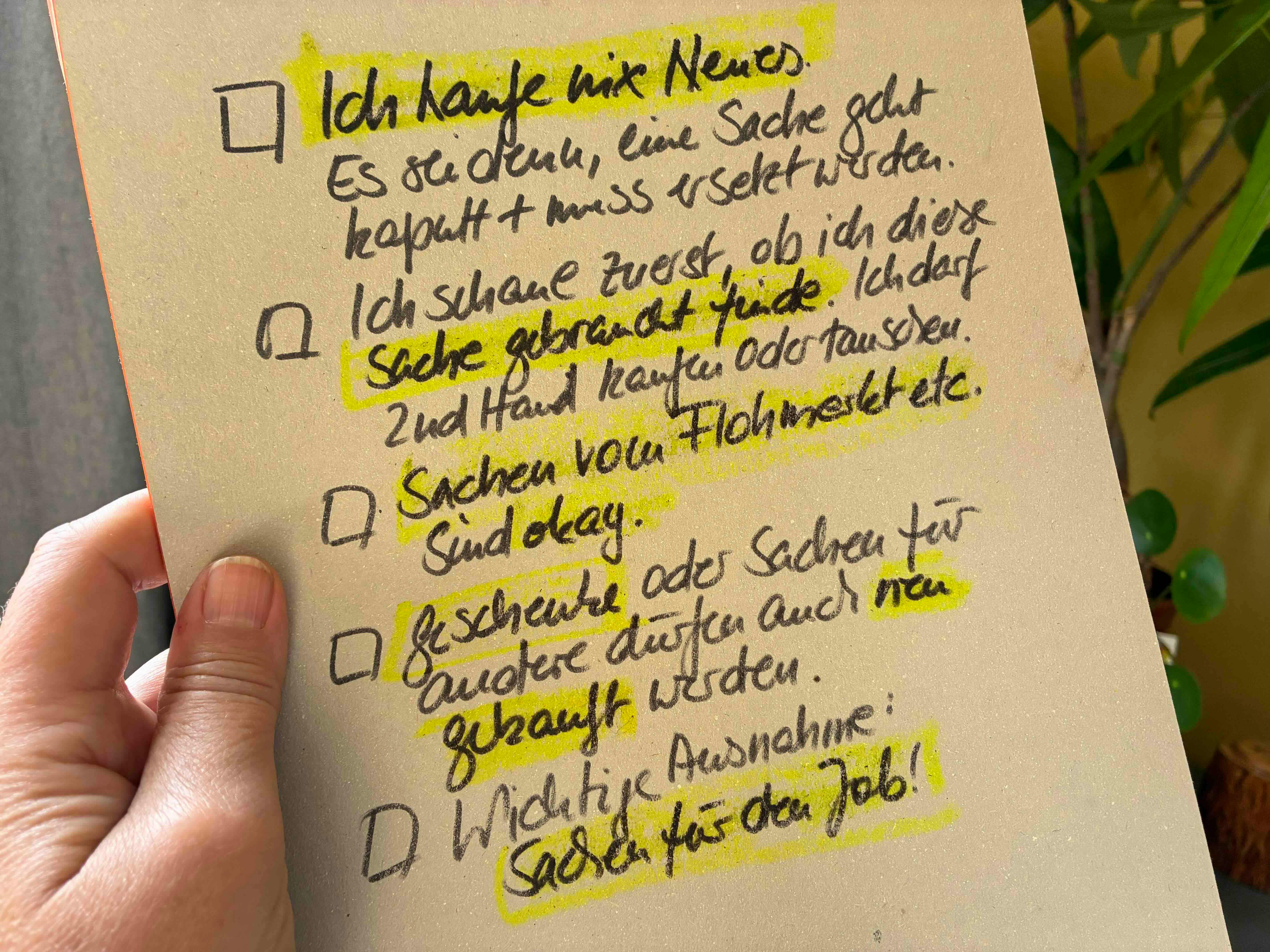 Meine Regeln für das Low-Buy-Year, aufgeschrieben auf ein Stück Karton. Wichtige Bestandteile der Regeln sind mit Neongelb hervorgehoben.