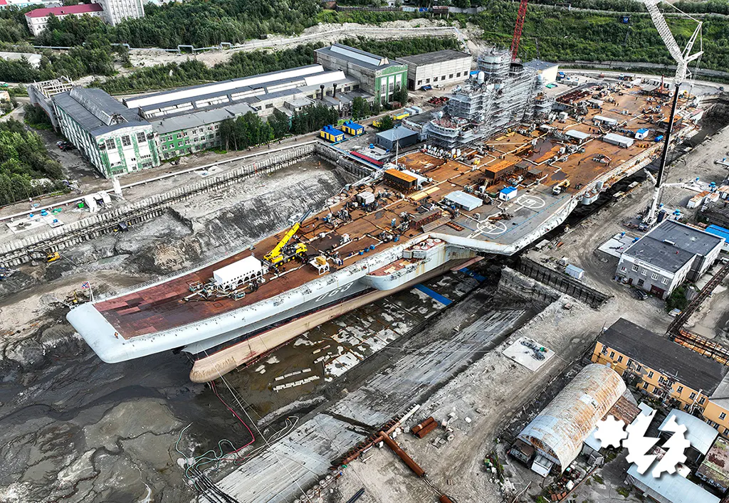 Luftbild der rostigen Kusnezow im Trockendock.