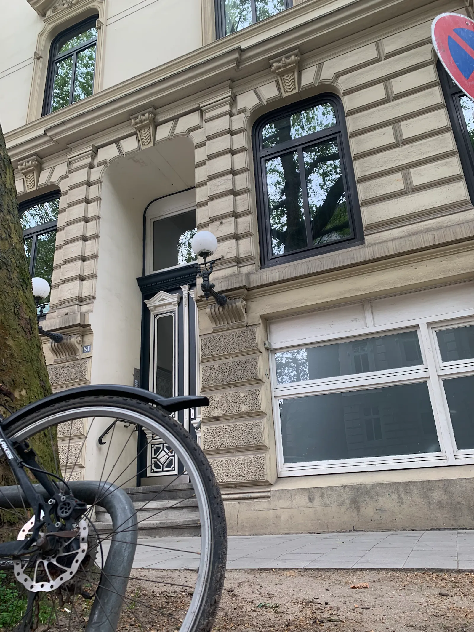 Eingang des Hauses Schlüterstraße 81 in Hamburg