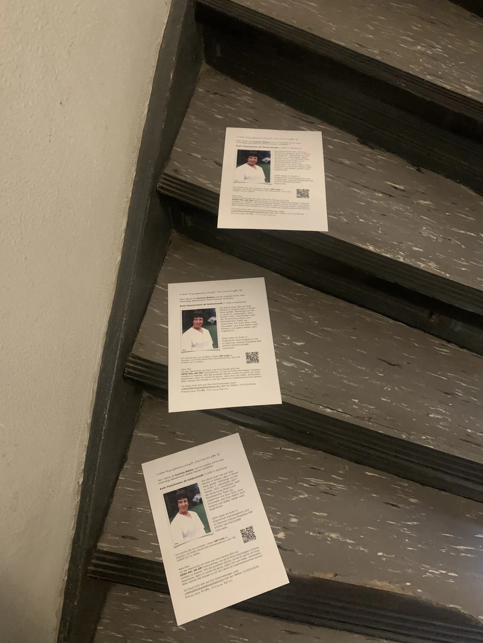 Flyer liegen auf Treppenstufen