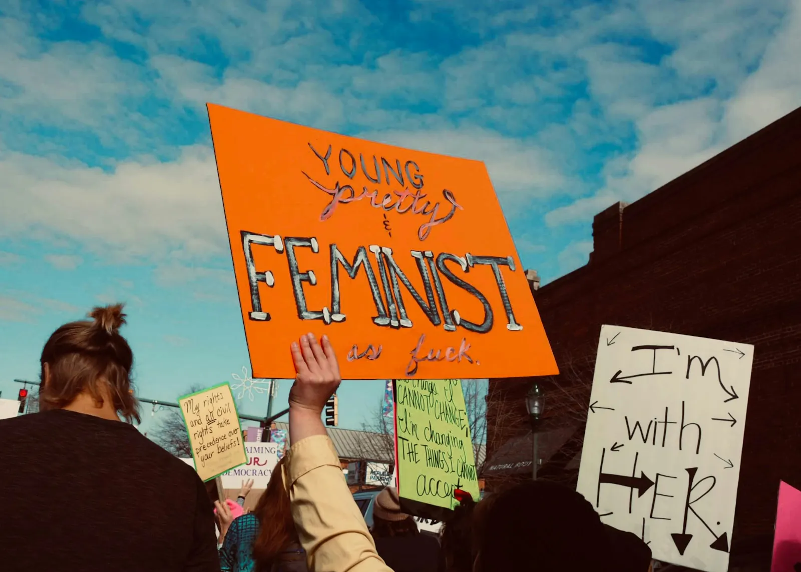 Feministische Demonstration mit Plakat "Young Feminist"