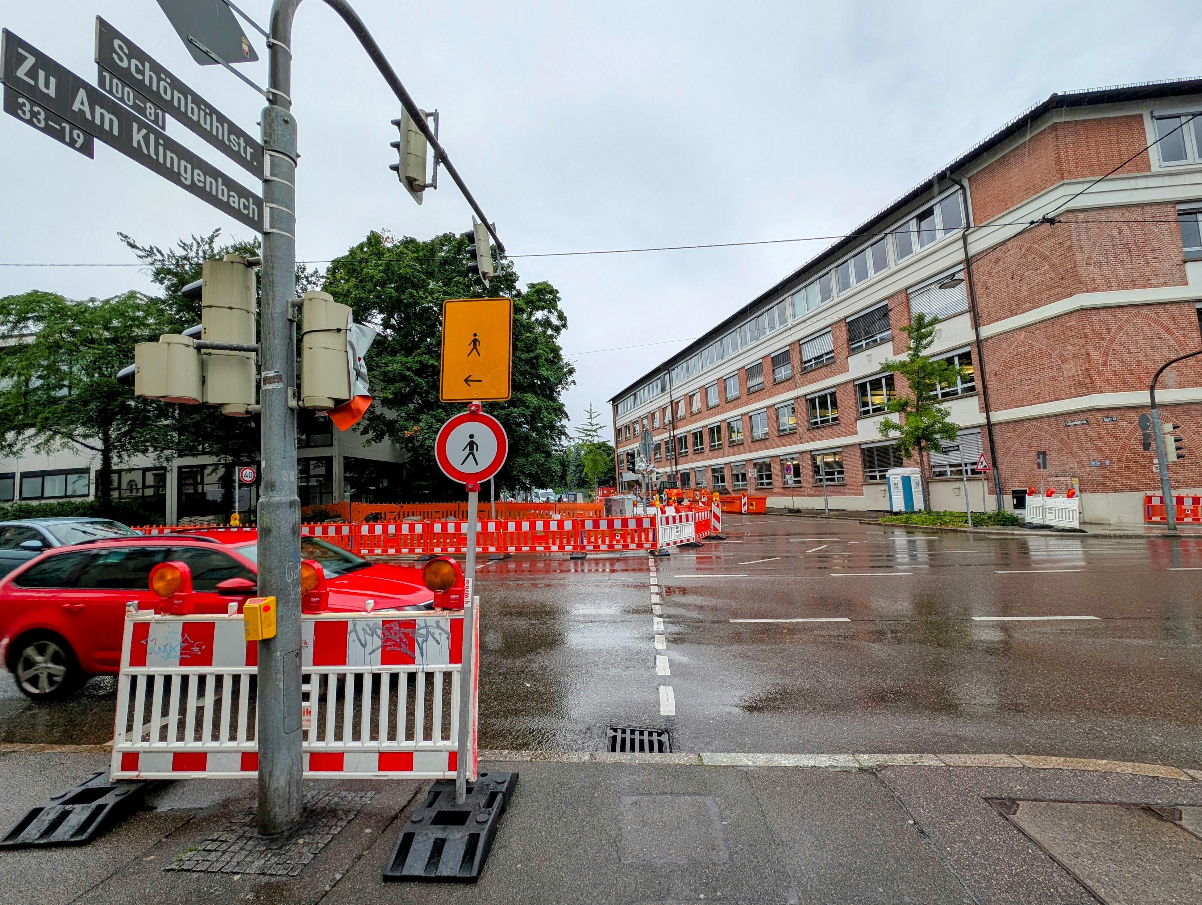 Die Fußgängerampeln sind abgedeckt, die Umleitungsschilder führen zu weiten Umwegen für Fußgänger. Foto: Jürgen Brand