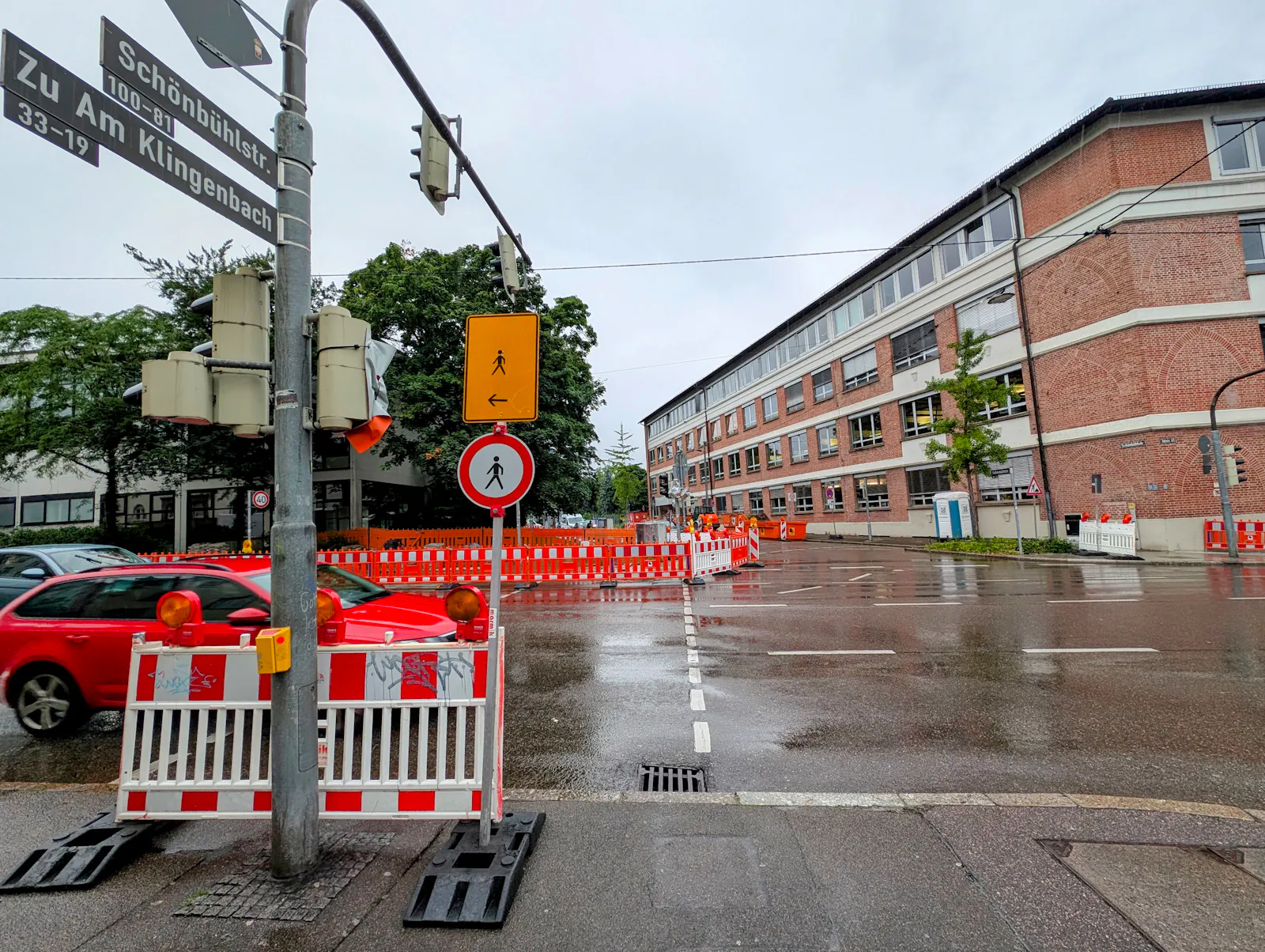 Die Fußgängerampeln sind abgedeckt, die Umleitungsschilder führen zu weiten Umwegen für Fußgänger. Foto: Jürgen Brand