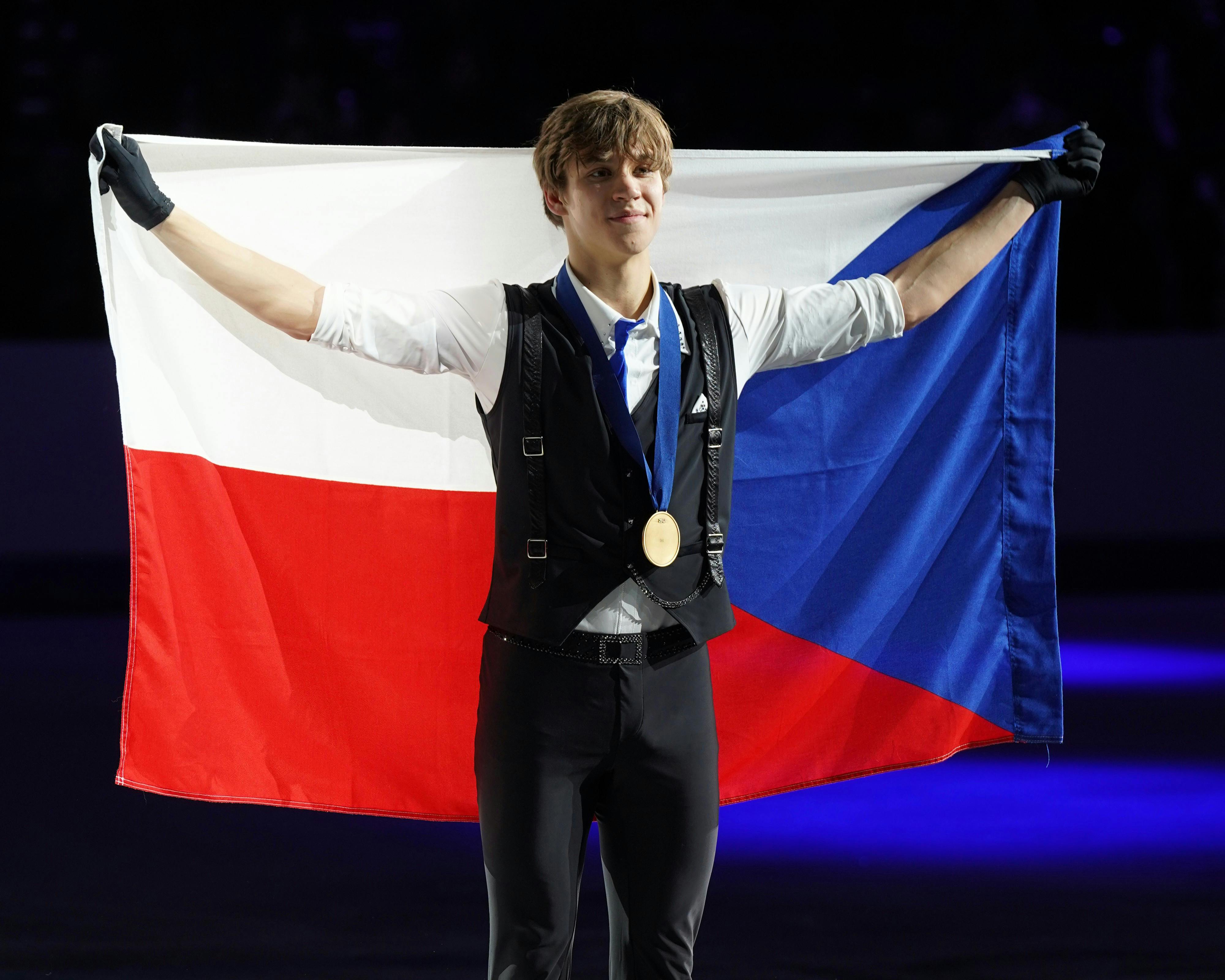 Georgii Reshtenko, mit Fahne und Medaille bei der Siegerehrung in Sheffield