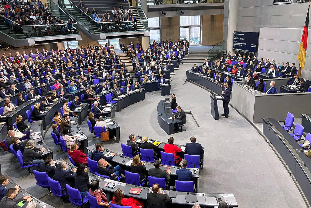 Voller Bundestag, Merz spricht.