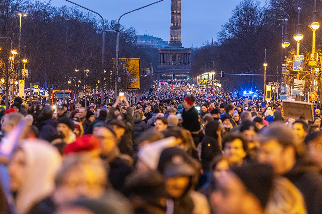 Demonstration an der Siegessäule Berlin, Menschen bis zum Horizont.