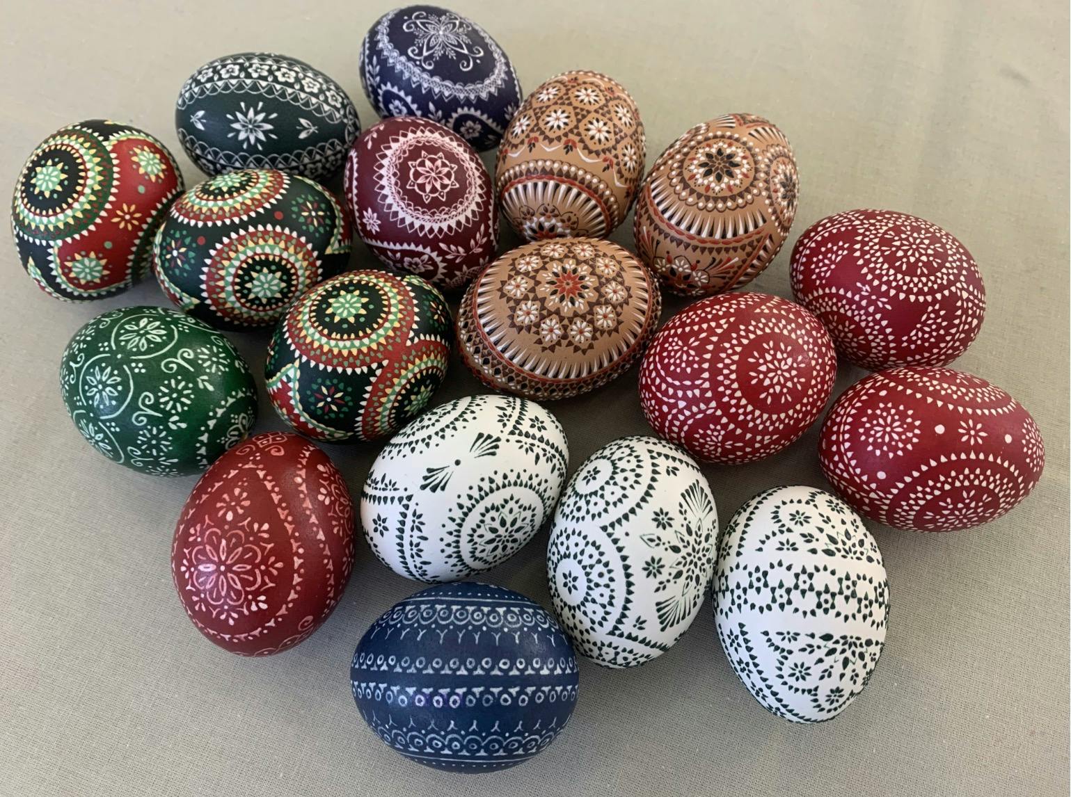Eiertanz | Ostern naht und die Domowina sucht das schönste sorbische Ei. Der Wettbewerb ist, wie das Ei selbst, ein Kulturgut, das strengen Regeln folgt: Prämiert werden traditionell gefertigte Eier in Wachsbatiktechnik und Wachsbossiertechnik, gekratzt oder geätzt. Eingereicht werden je Kollektion drei ausgeblasene Hühnereier, versehen mit Name, Alter und Kontaktadresse des Urhebers. Bis Aschermittwoch, dem 18. Februar, können die Werke eingesandt werden. Es gilt der Poststempel. 
Foto: Domowina