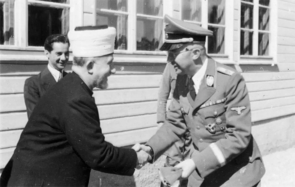 Husseini mit Himmler beim freundlichen Händeschlag.